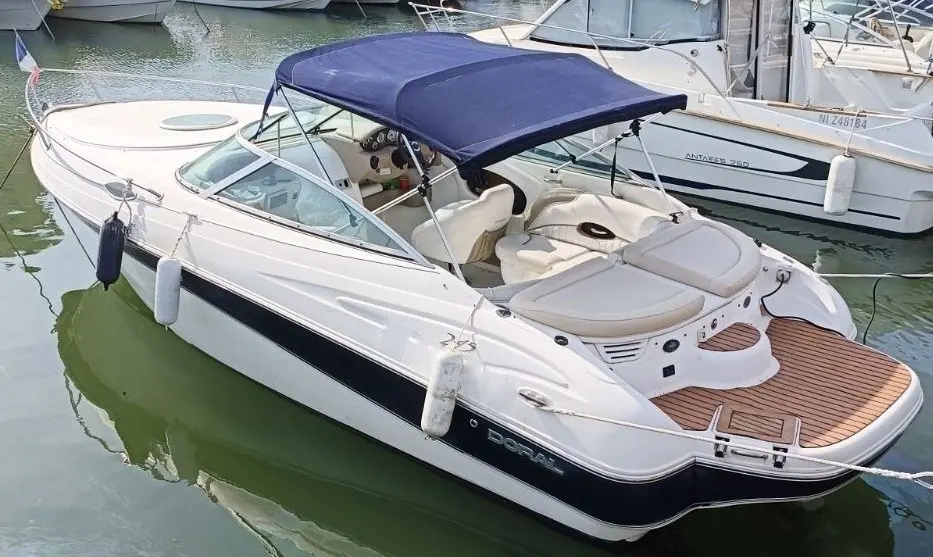 Doral 245 Escape — Bateau de plaisance blanc photographié de trois quarts dans un port.