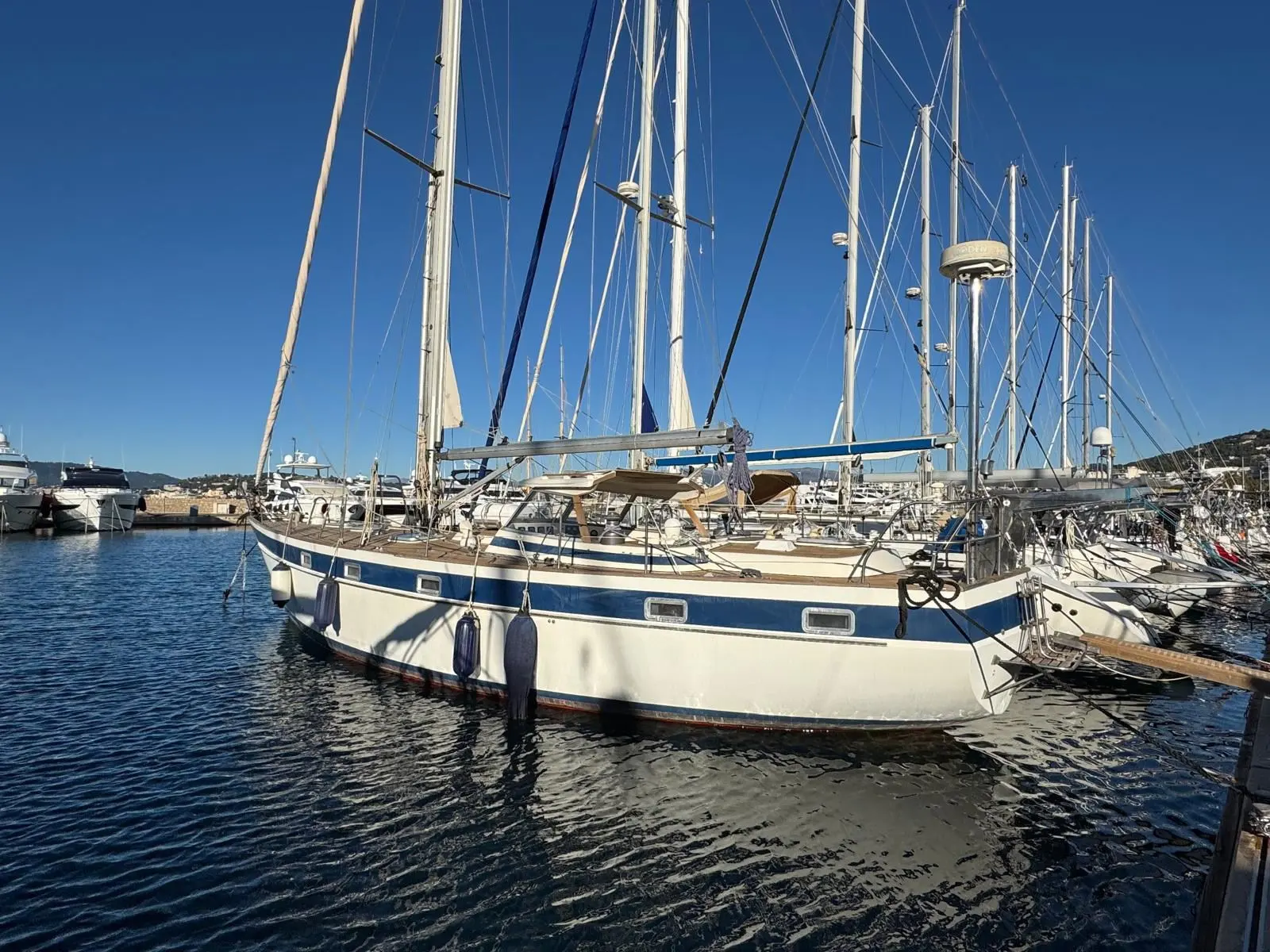 Hallberg Rassy 42 — Voilier amarré dans une marina, vu de trois quarts.