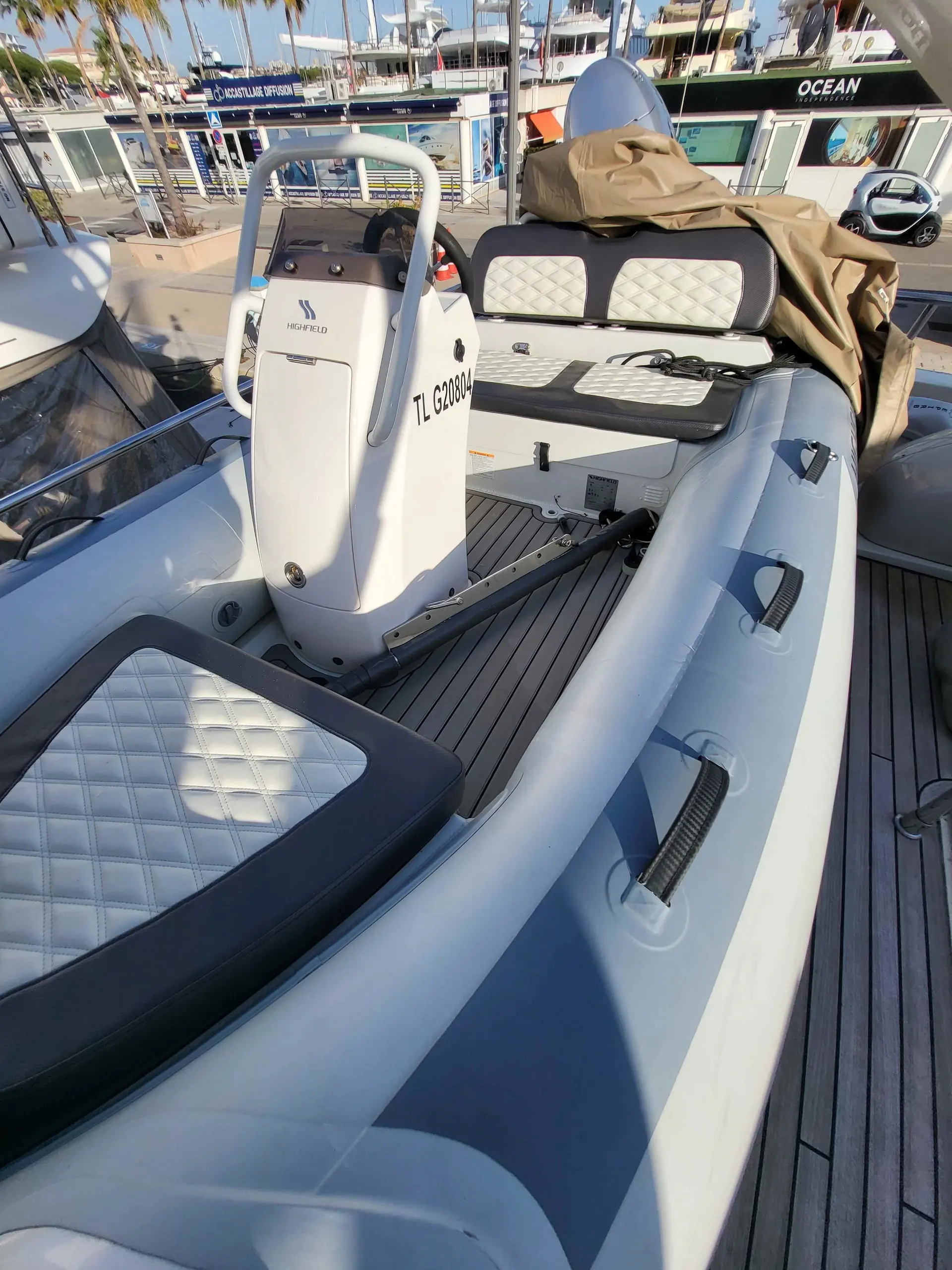Highfield Sport 340 — Vue du cockpit d’un semi-rigide avec console, banquettes et boudins latéraux.