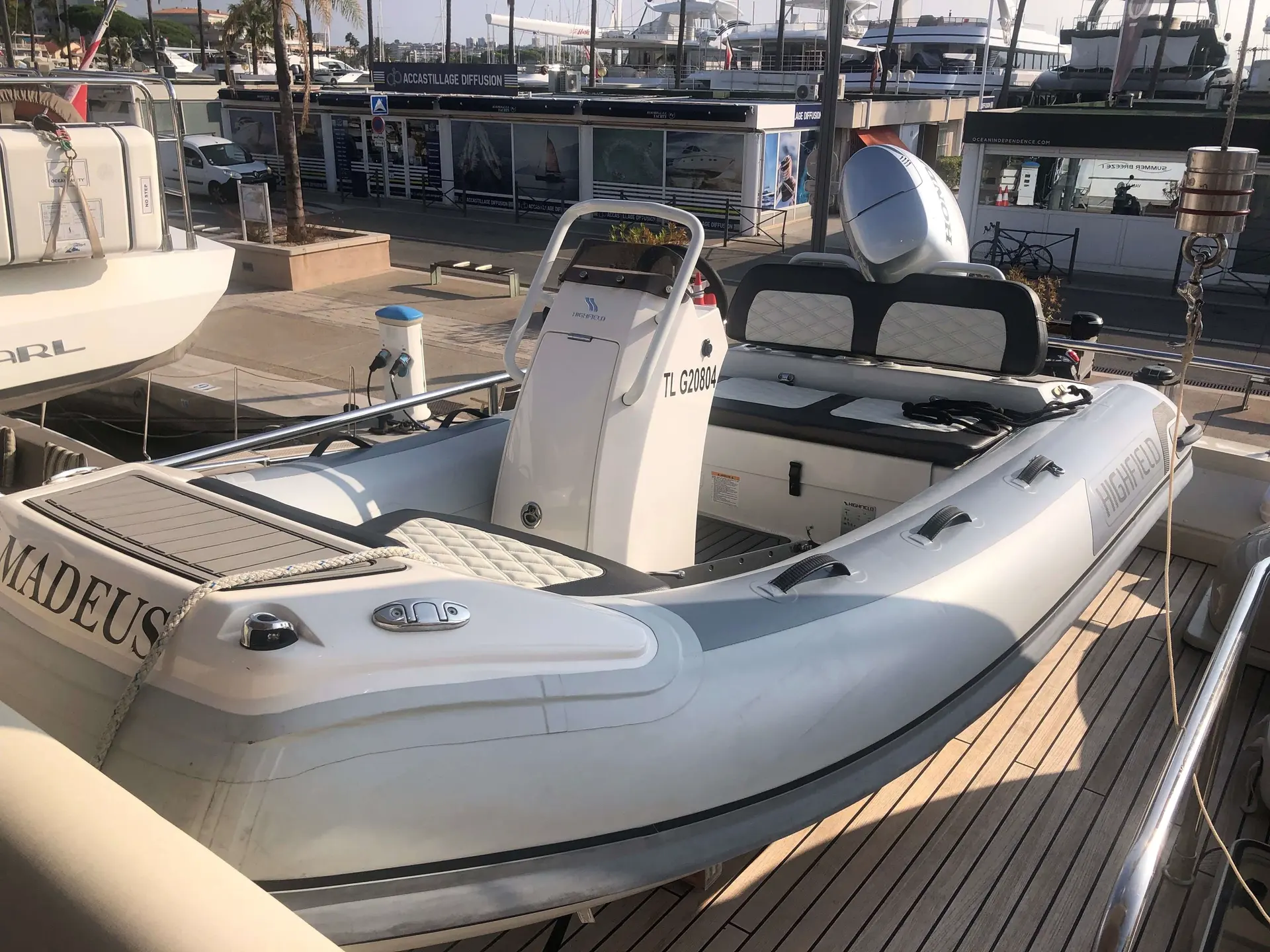 Highfield Sport 340 — Bateau pneumatique blanc photographié à quai, vu en trois quarts avec console centrale.