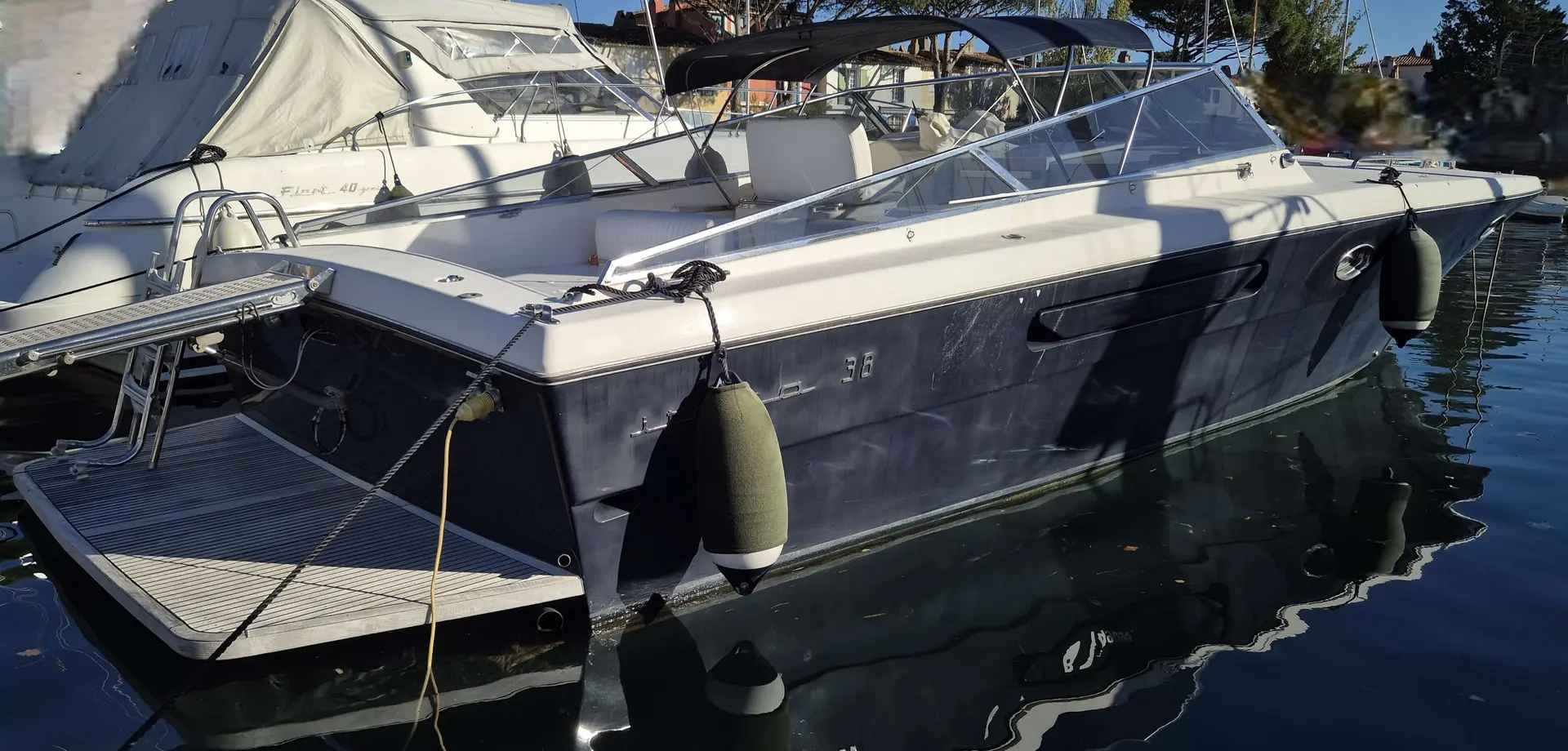 Itama 38 — Vue extérieure rapprochée d’un bateau amarré, prise de trois quarts arrière.