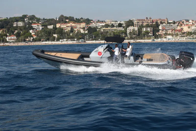 Ribco Venom 39 — Bateau pneumatique en navigation, vu de profil, avec deux personnes à bord.