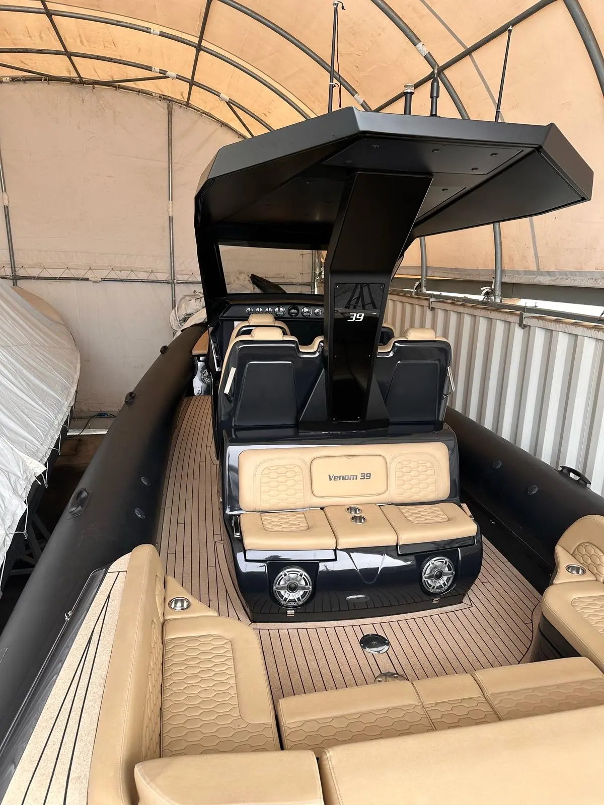 Ribco Venom 39 — Vue intérieure du cockpit d’un bateau avec sièges, console et arceau noir.