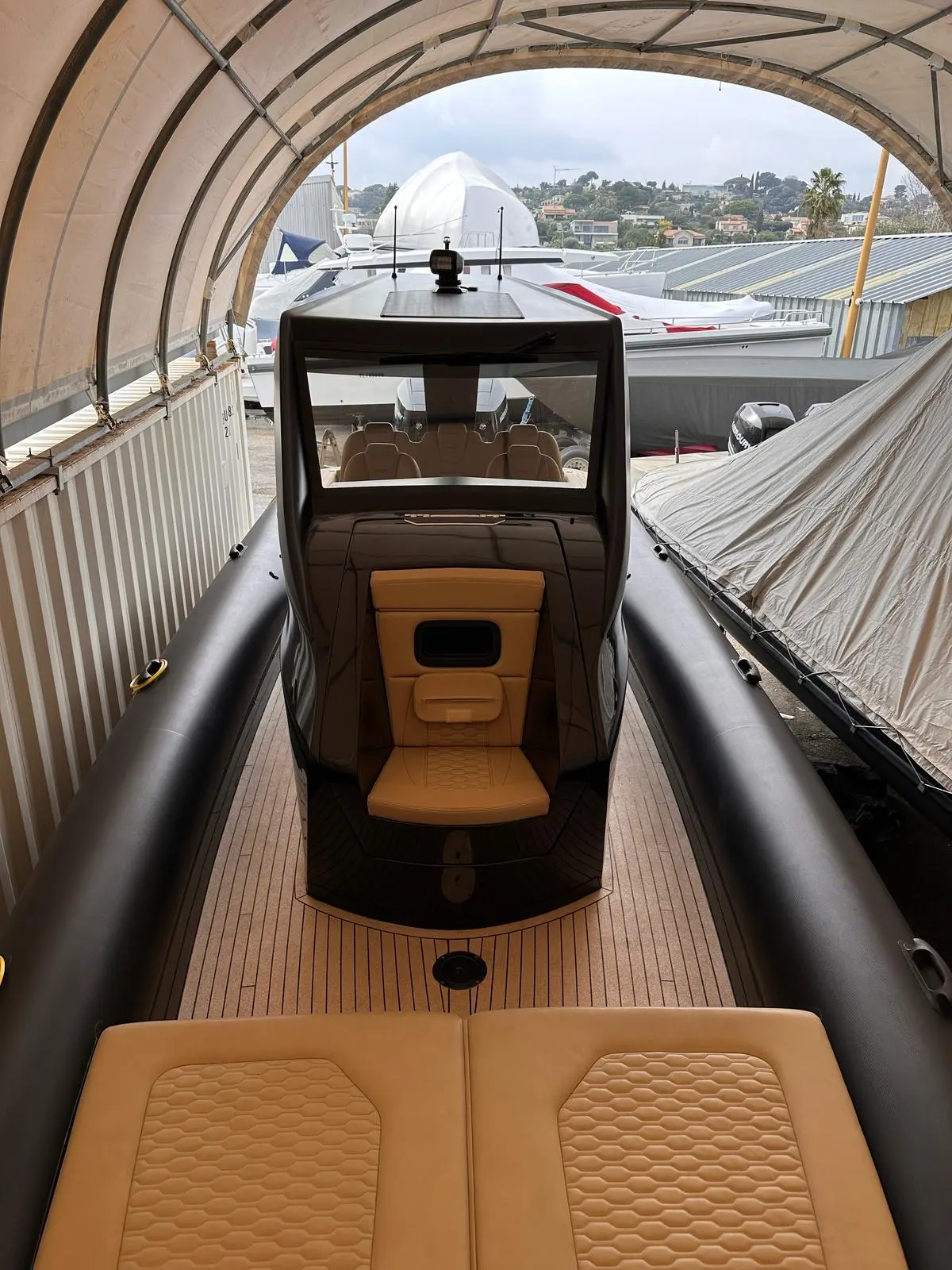 Ribco Venom 39 — Vue du cockpit avec poste de pilotage et sièges arrière.