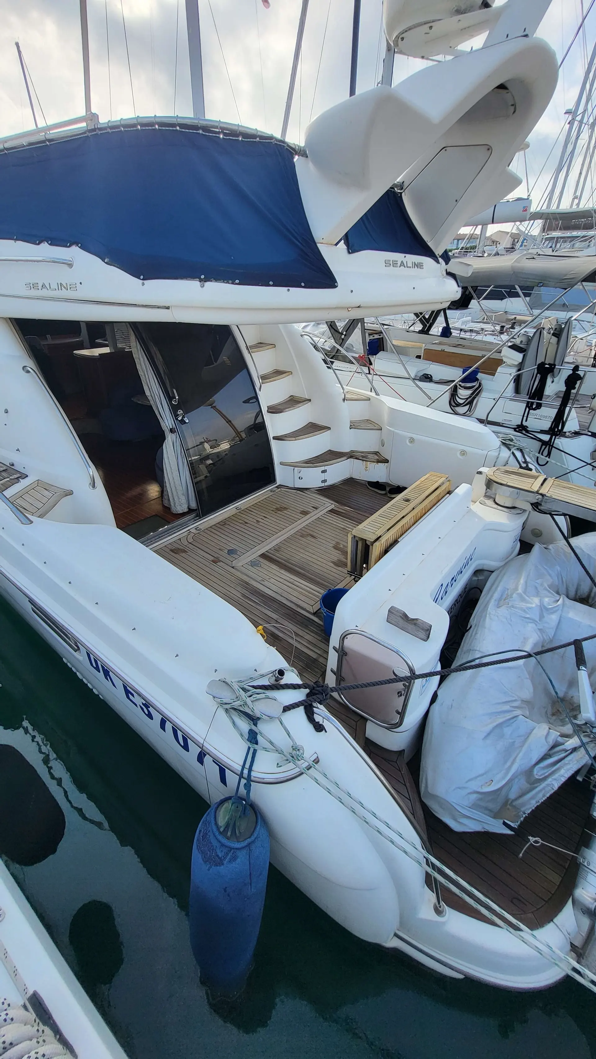 Sealine T 51 — Vue plongeante du cockpit arrière et de la plage de bain d’un bateau à moteur.