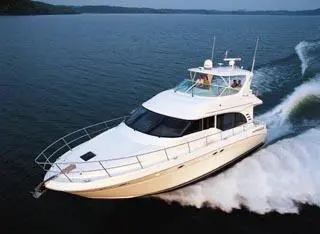 Sea Ray 54 — Bateau à moteur blanc vu de trois quarts sur l’eau, en navigation.
