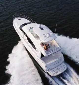 Sea Ray 54 — Vue aérienne d’un bateau à moteur naviguant à grande vitesse.