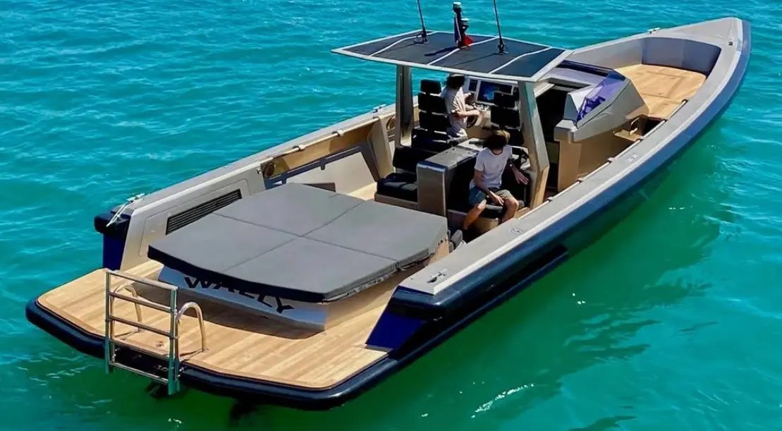 Wally Tender 45 — Vue en plongée d’un bateau à moteur avec deux personnes à bord.