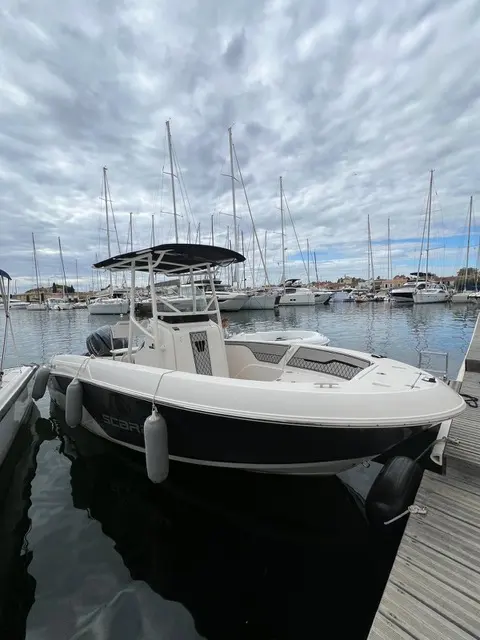 Wellcraft Fisherman 182 — Bateau à moteur blanc amarré dans une marina, vu de trois quarts avant.