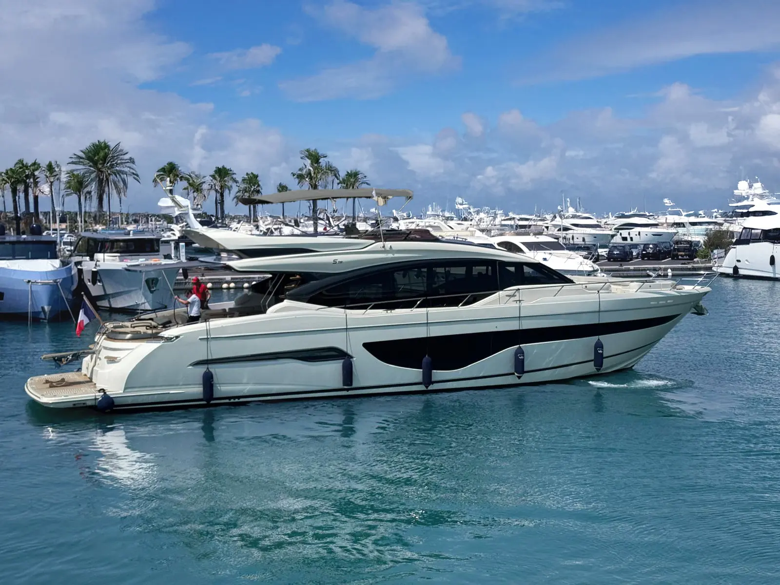 Princess S78 — Bateau à moteur vu de profil dans une marina, entouré d’autres embarcations.