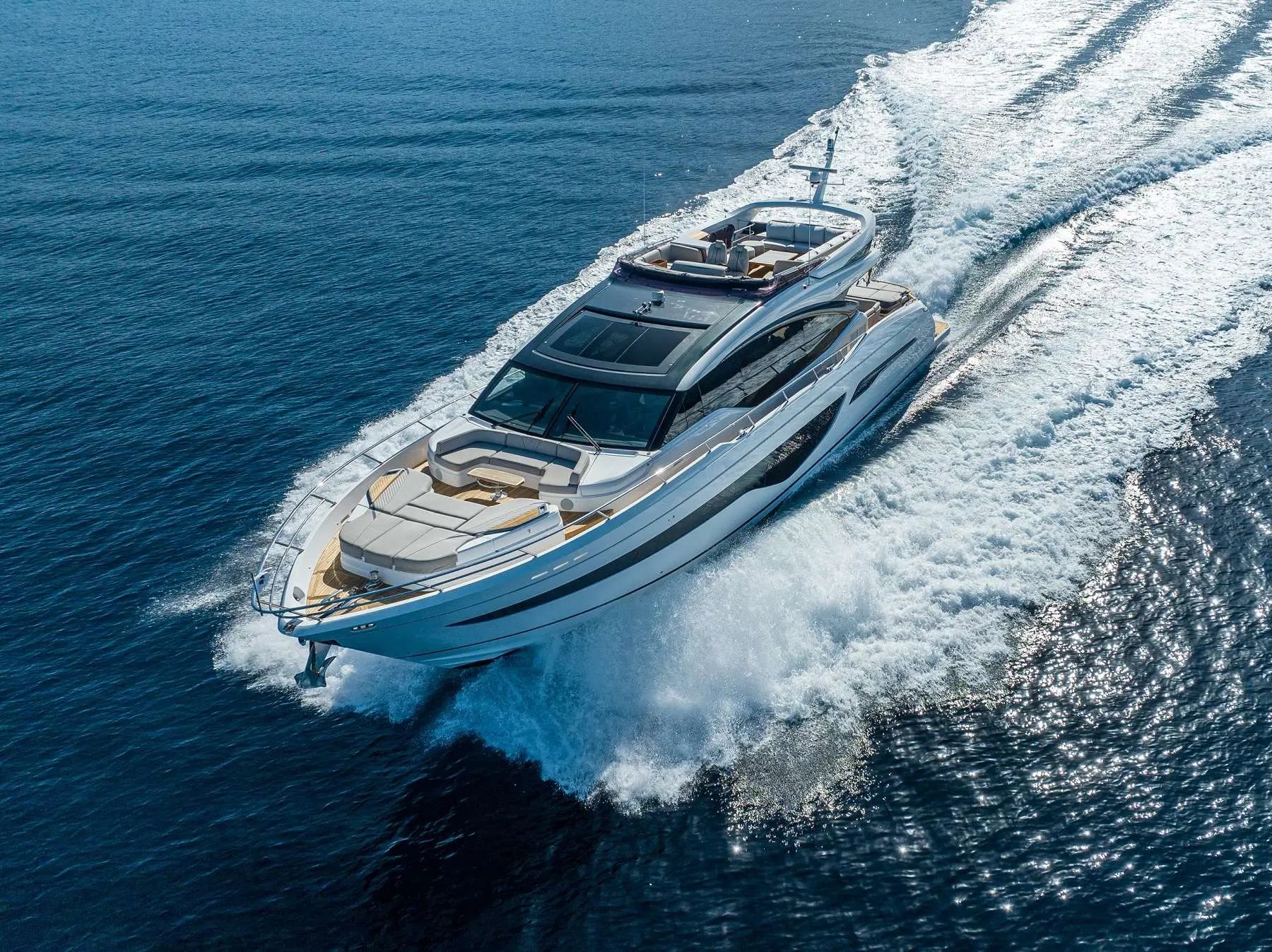 Princess S78 — Vedette à moteur blanche naviguant à vive allure en pleine mer