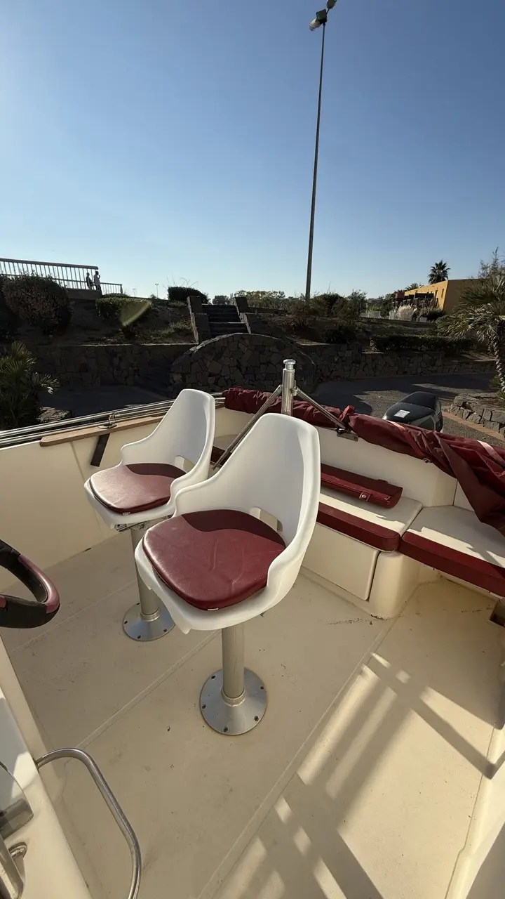 Ocqueteau Abaco 21 Open — Vue du cockpit avec deux sièges et un moteur hors-bord à l’arrière.