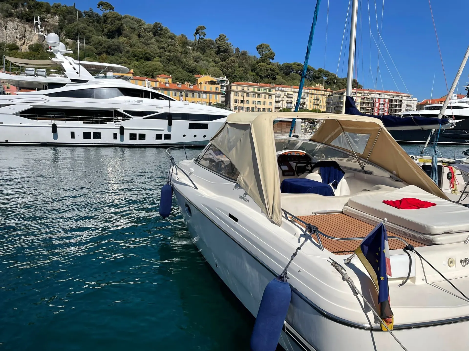 Cranchi Aquamarina 31 — Bateau à moteur amarré, vu de trois quarts dans un port méditerranéen.