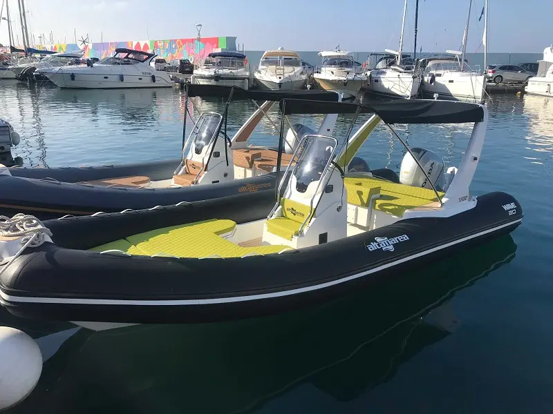 Altamarea Wave 20 — Bateau semi-rigide noir et blanc amarré dans un port.
