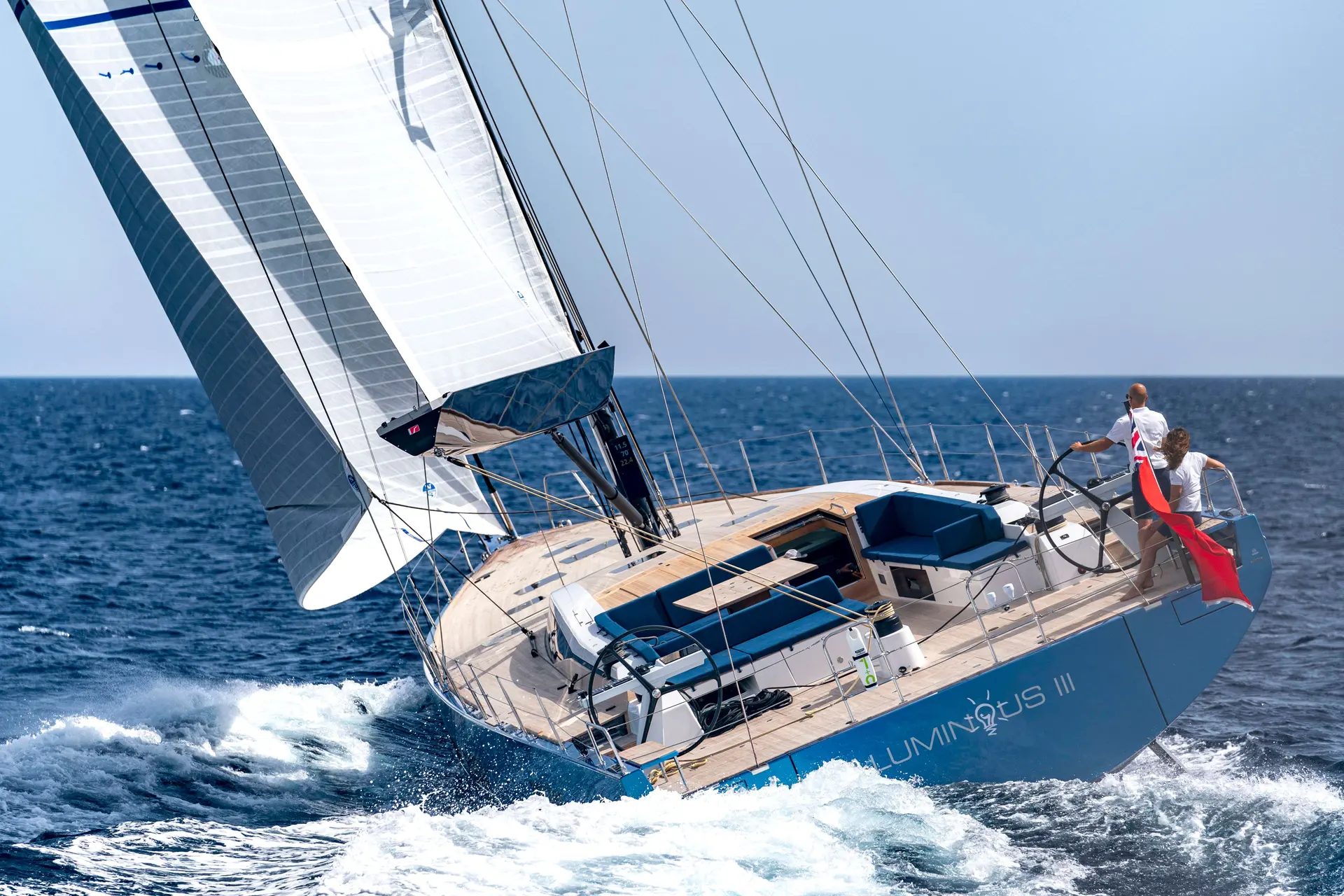 Solaris 74 RS — Voilier naviguant au près sur une mer agitée, vu de trois quarts arrière.