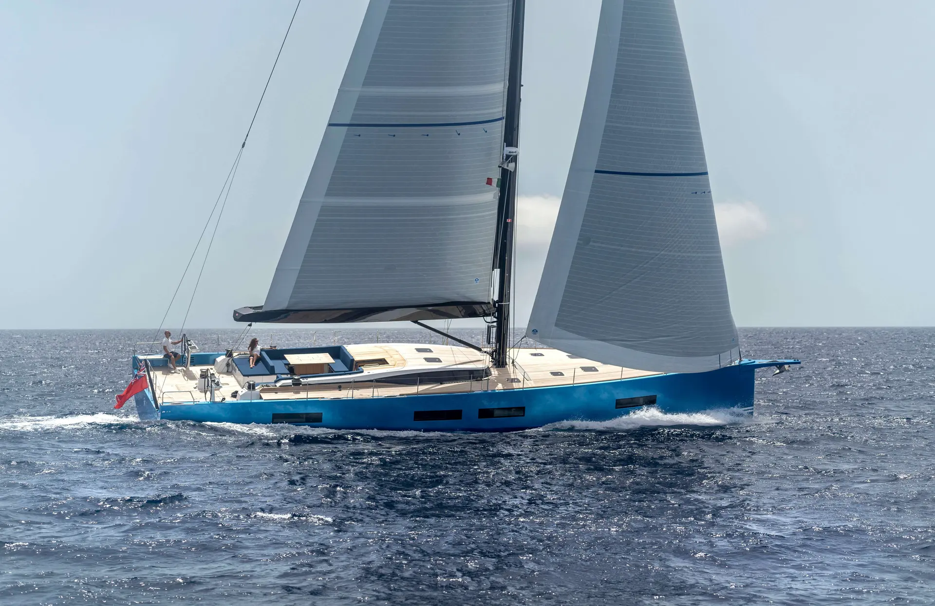 Solaris 74 RS — Voilier bleu naviguant au près, toutes voiles hissées en mer.