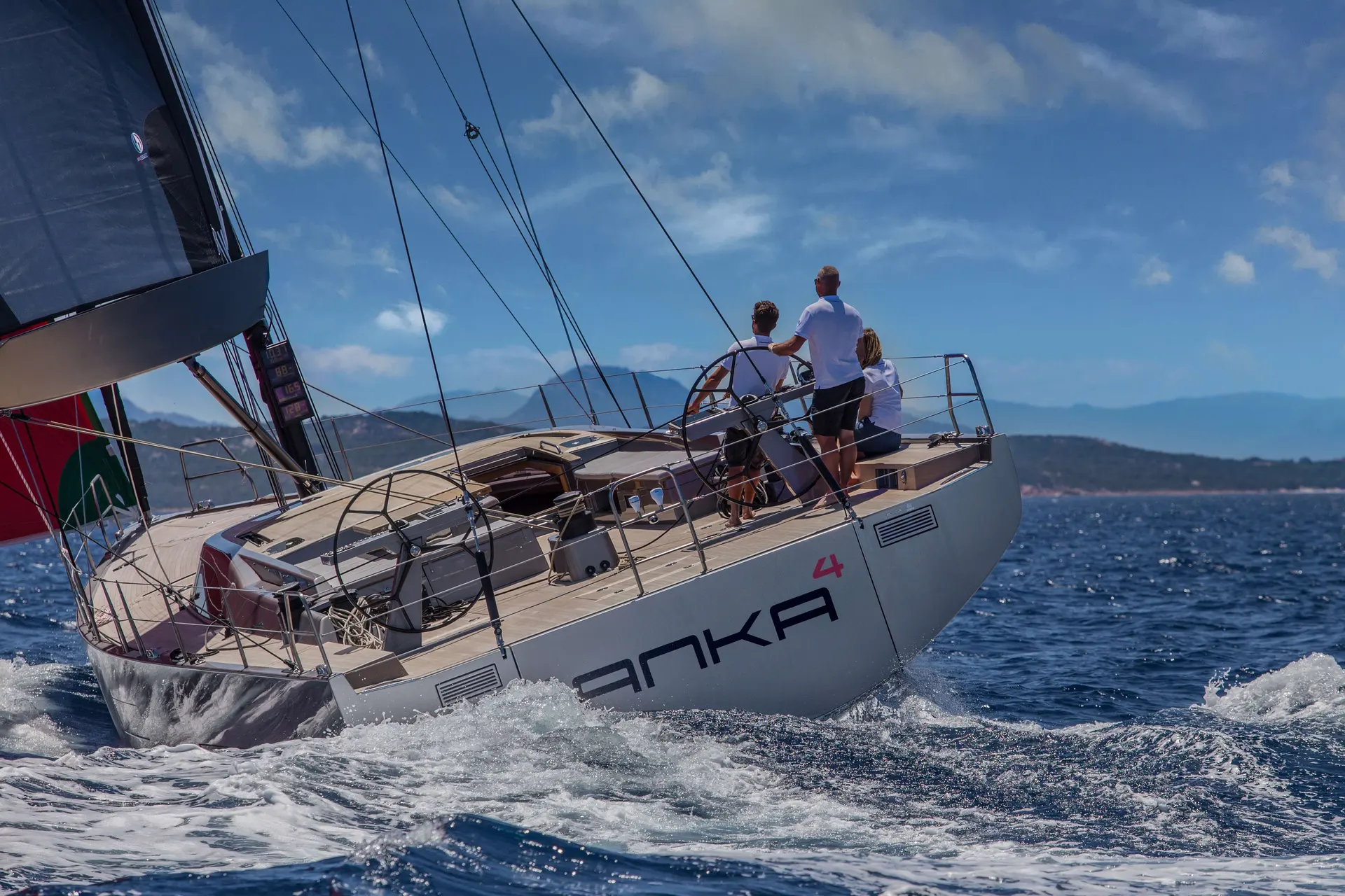Solaris 64 rs — Voilier naviguant au près avec trois personnes sur le pont, en mer.