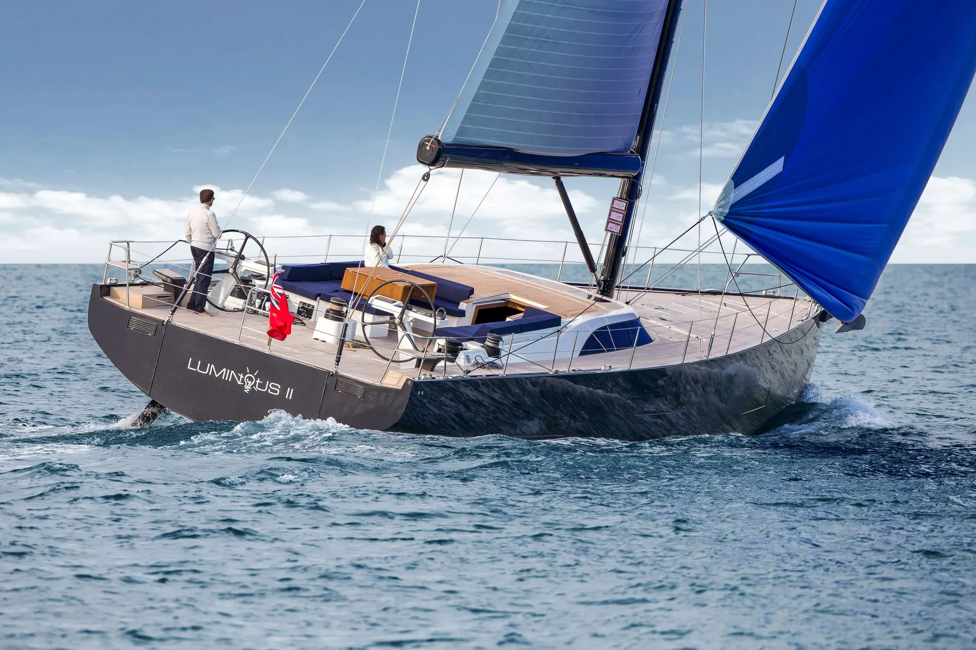 Solaris 64 rs — Voilier photographié sous voiles, vu de trois quarts sur une mer agitée.