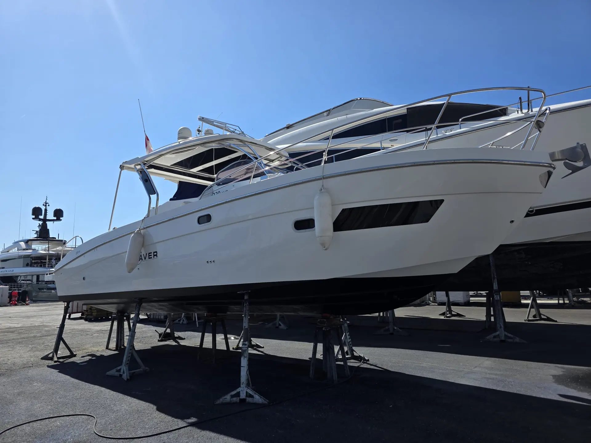 Saver 300 Walk Around — Bateau à moteur blanc présenté sur bers dans un chantier nautique.