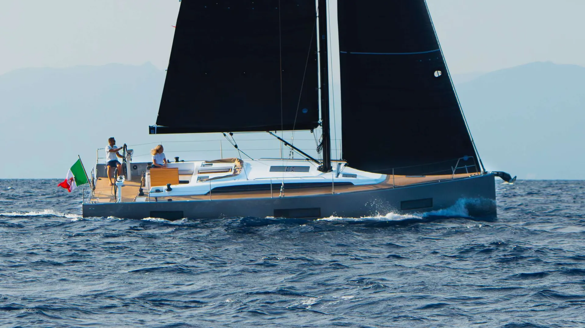 Solaris 40 ST — Voilier naviguant sous voiles noires avec deux personnes à bord.