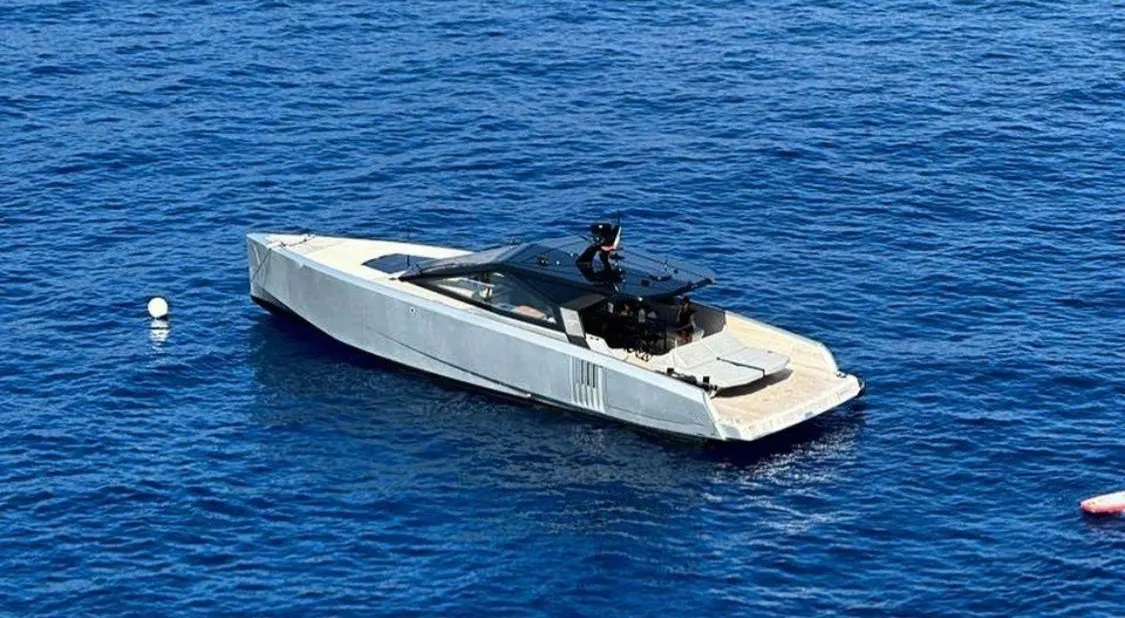 Wally Power 58 — Bateau à moteur vu de trois quarts sur une mer bleue.