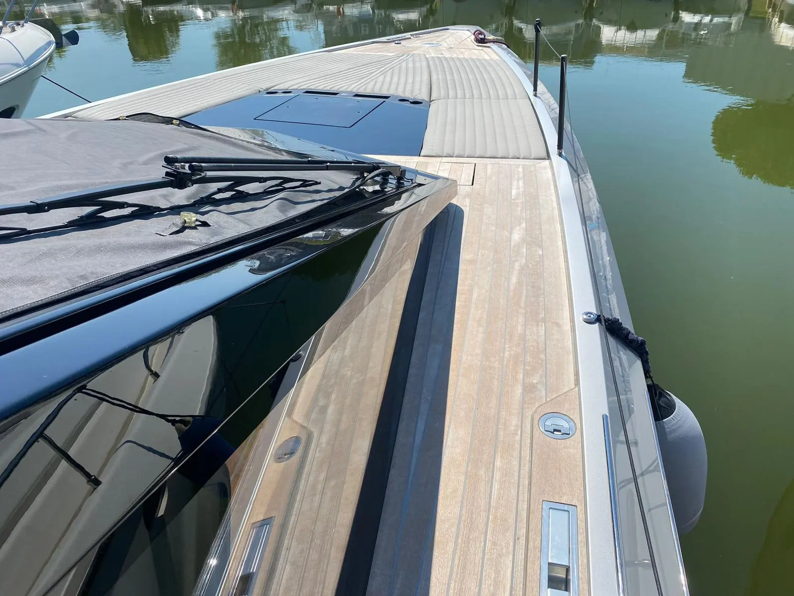 Wally Power 58 — Vue rapprochée de la plage avant et du passavant d’un bateau amarré.