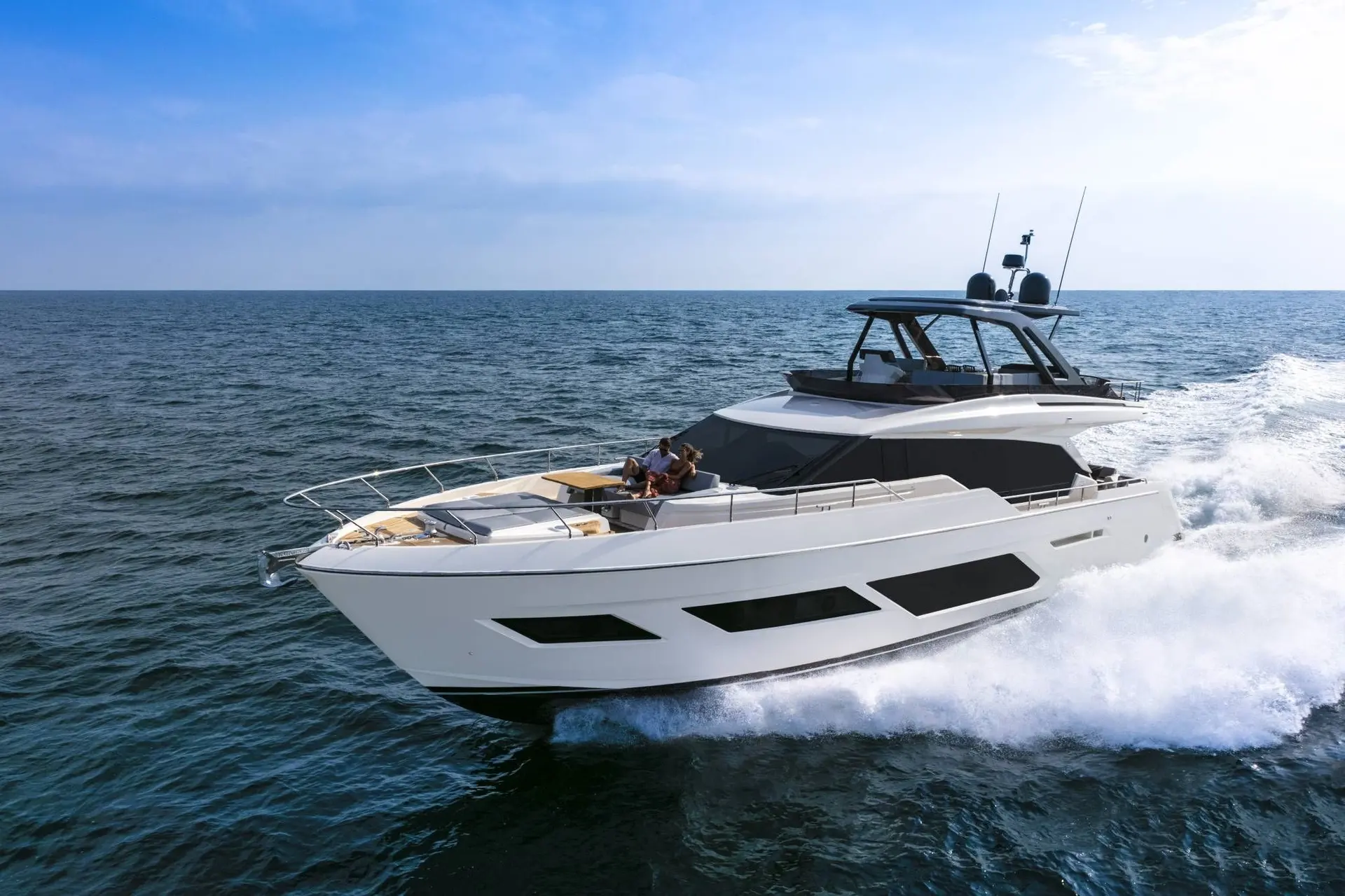 Ferretti 720 — Bateau à moteur blanc naviguant en mer, vu de trois quarts.
