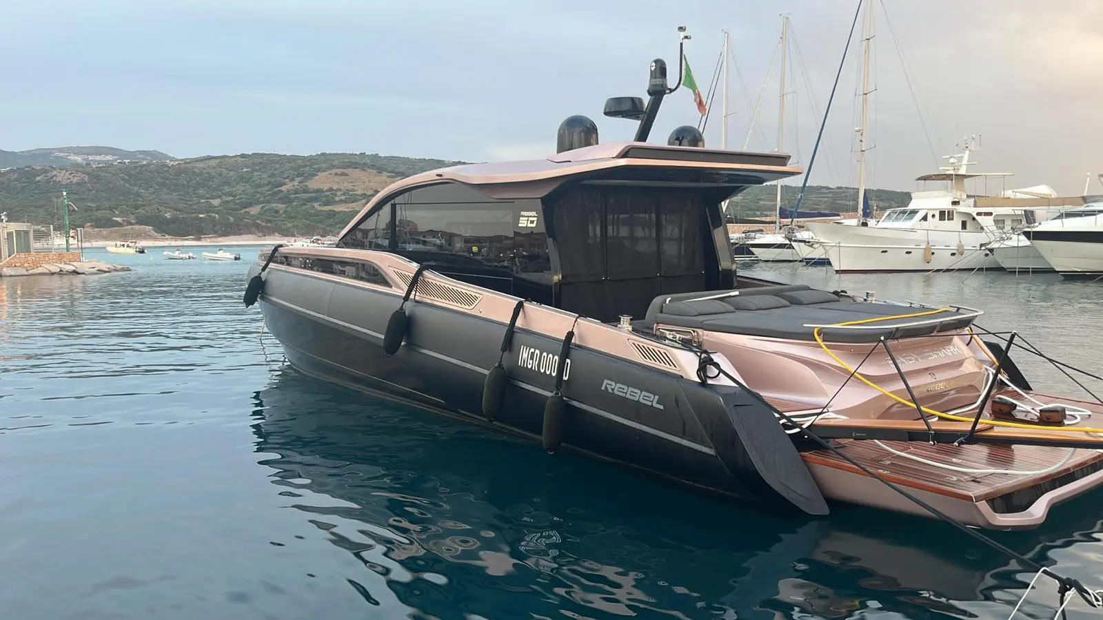 Sacs Rebel 50 — Bateau à moteur amarré dans une marina, photographié de trois quarts avant.
