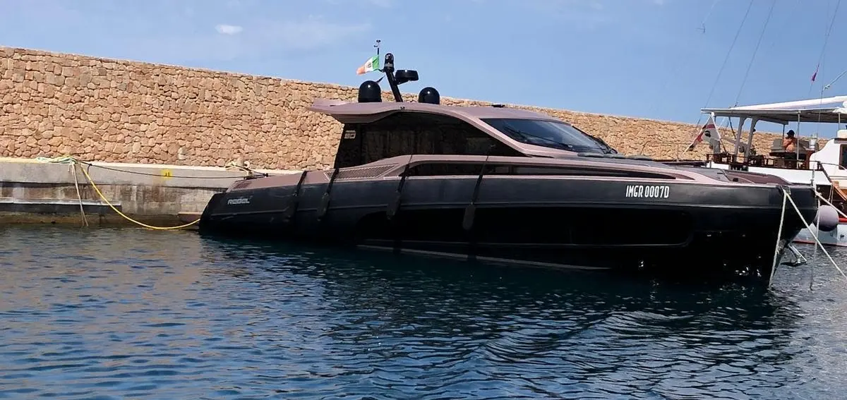 Sacs Rebel 50 — Bateau à moteur noir amarré dans un port, vu de trois quarts latéral.