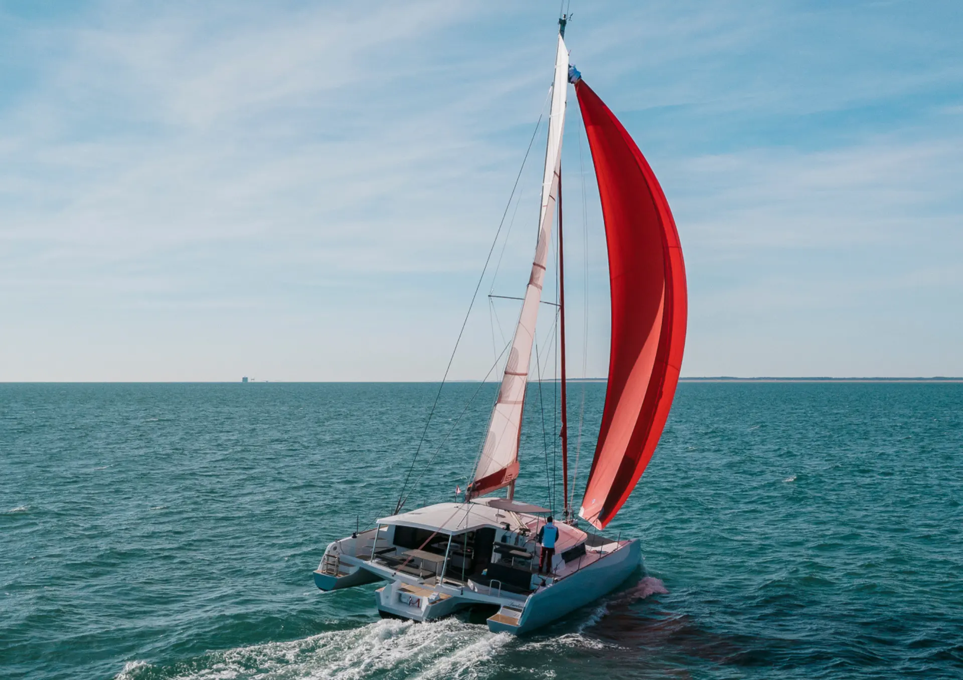 Neel Trimarans 43 Performance — Trimaran naviguant au large avec une grande voile rouge déployée.