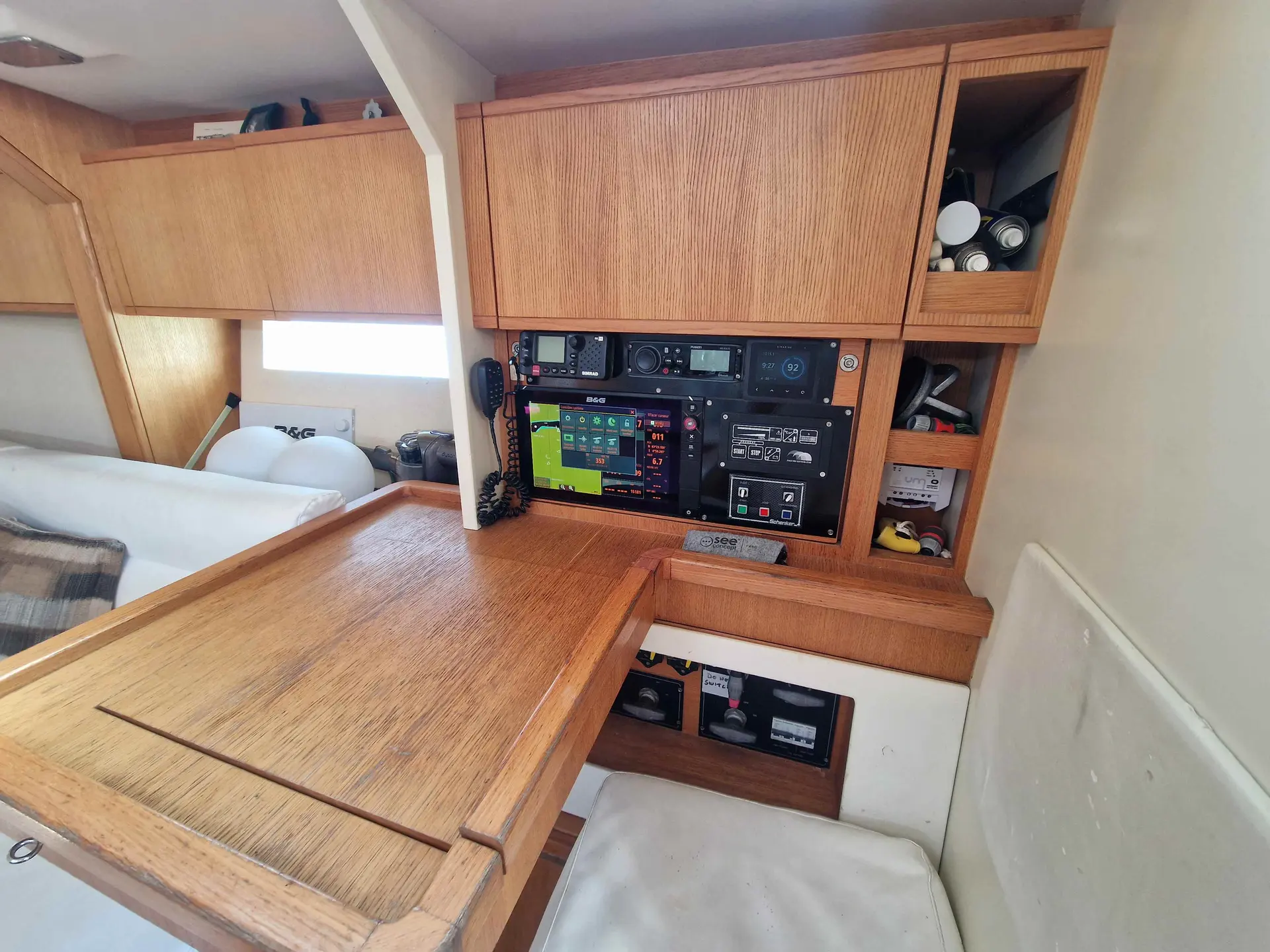 Sly Yachts 54 — Vue du poste de navigation intérieur avec instruments et tableau électrique.