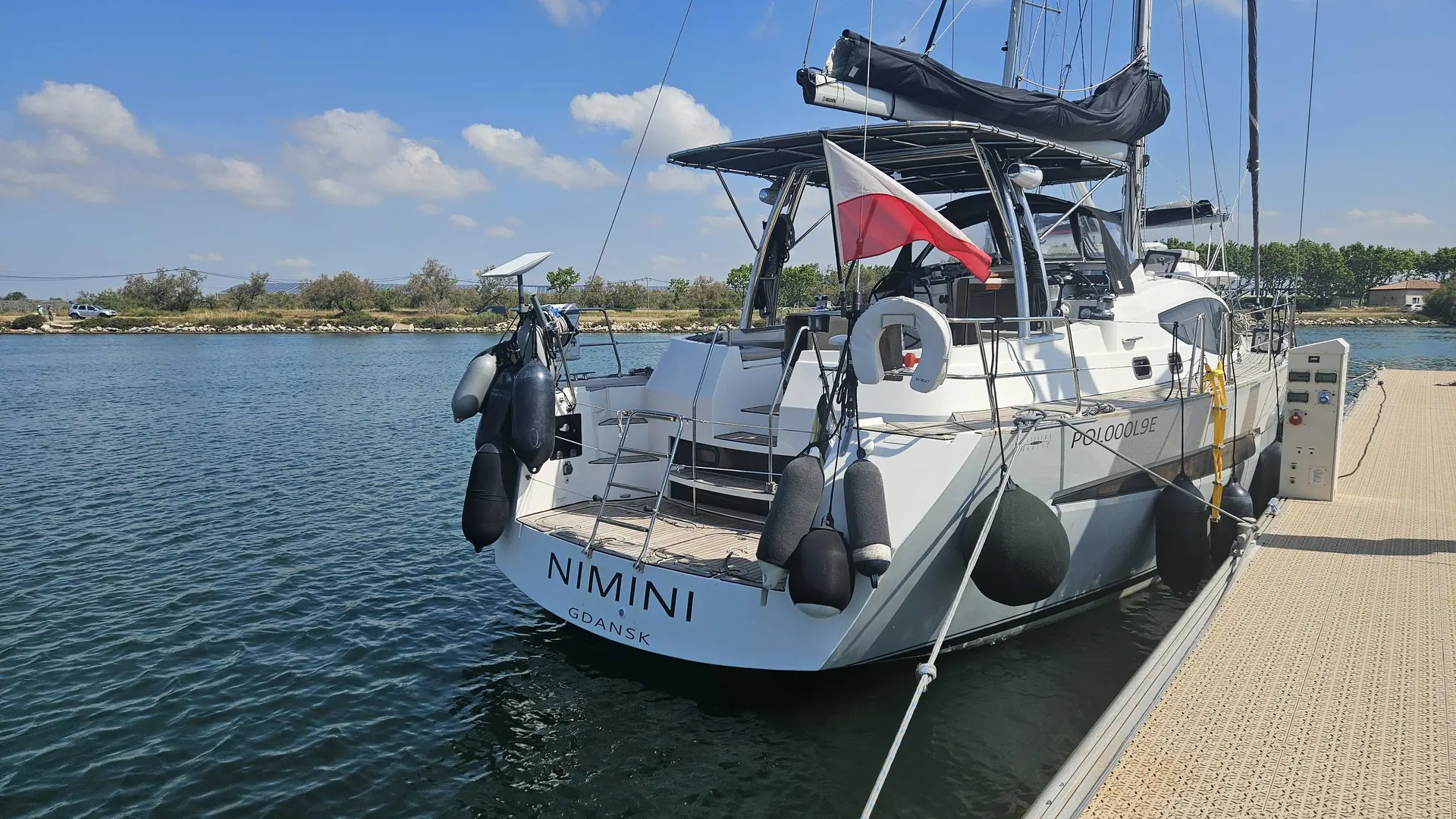 Alliaura Marine Feeling 48 — Voilier blanc amarré à un ponton, vu de trois-quarts arrière.