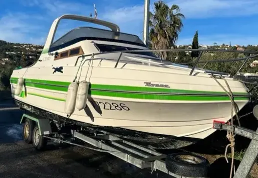 Rocca Guepard — Bateau à moteur vu de trois quarts, posé sur une remorque à terre.