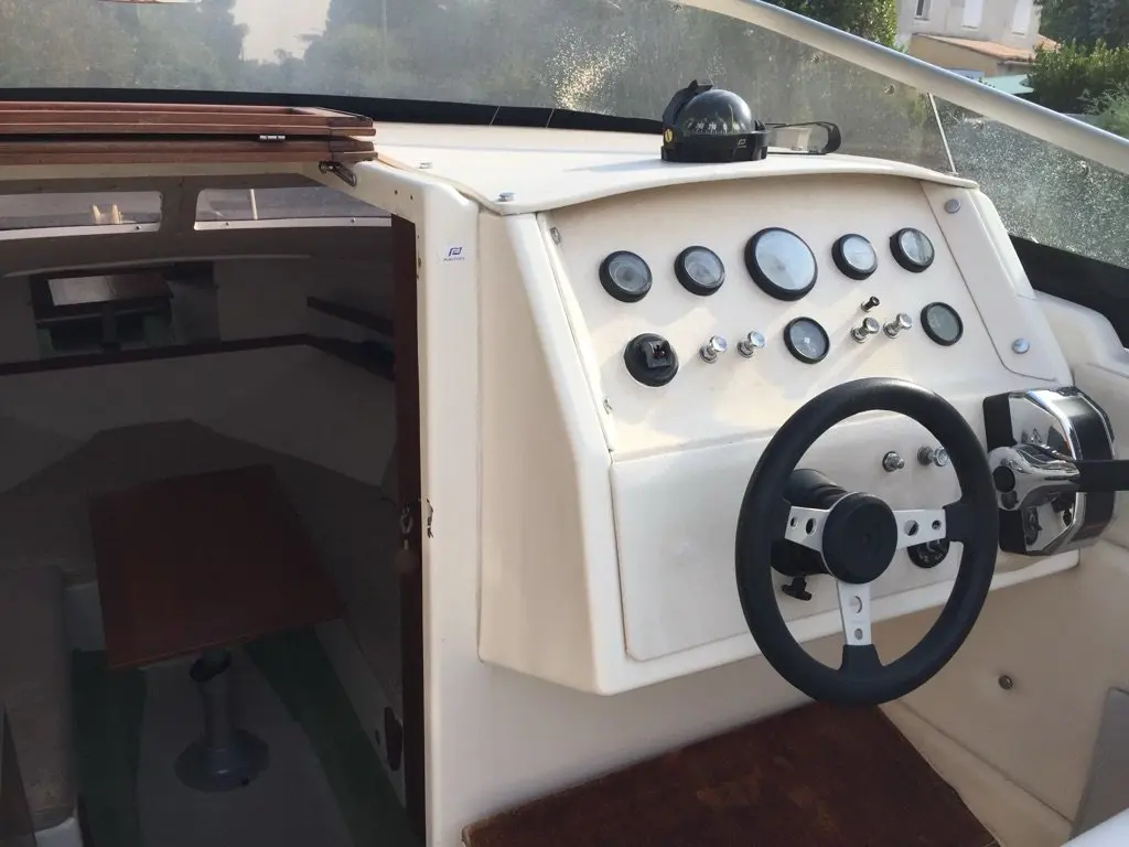 Rocca Guepard — Poste de pilotage avec instruments, volant et commandes dans le cockpit.