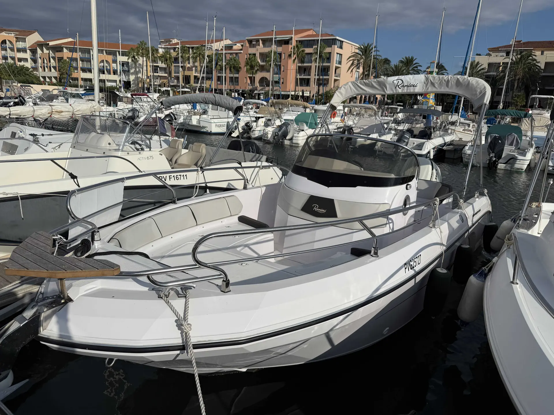 Ranieri Voyager 22 — Bateau à moteur blanc amarré dans une marina, vu de trois quarts avant.