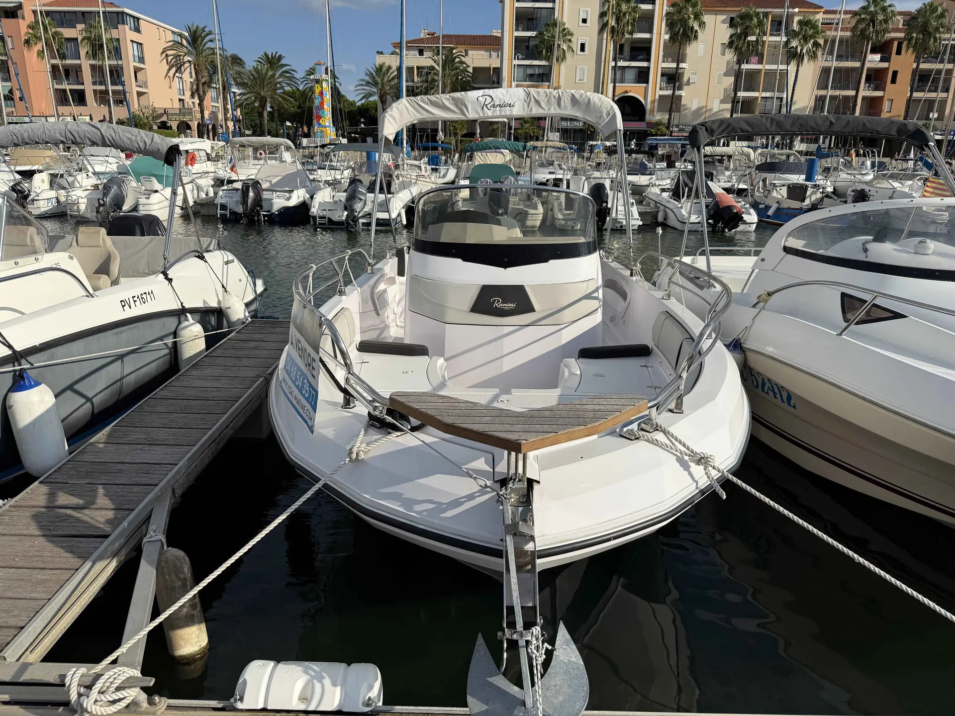 Ranieri Voyager 22 — Bateau à console centrale amarré dans un port de plaisance.