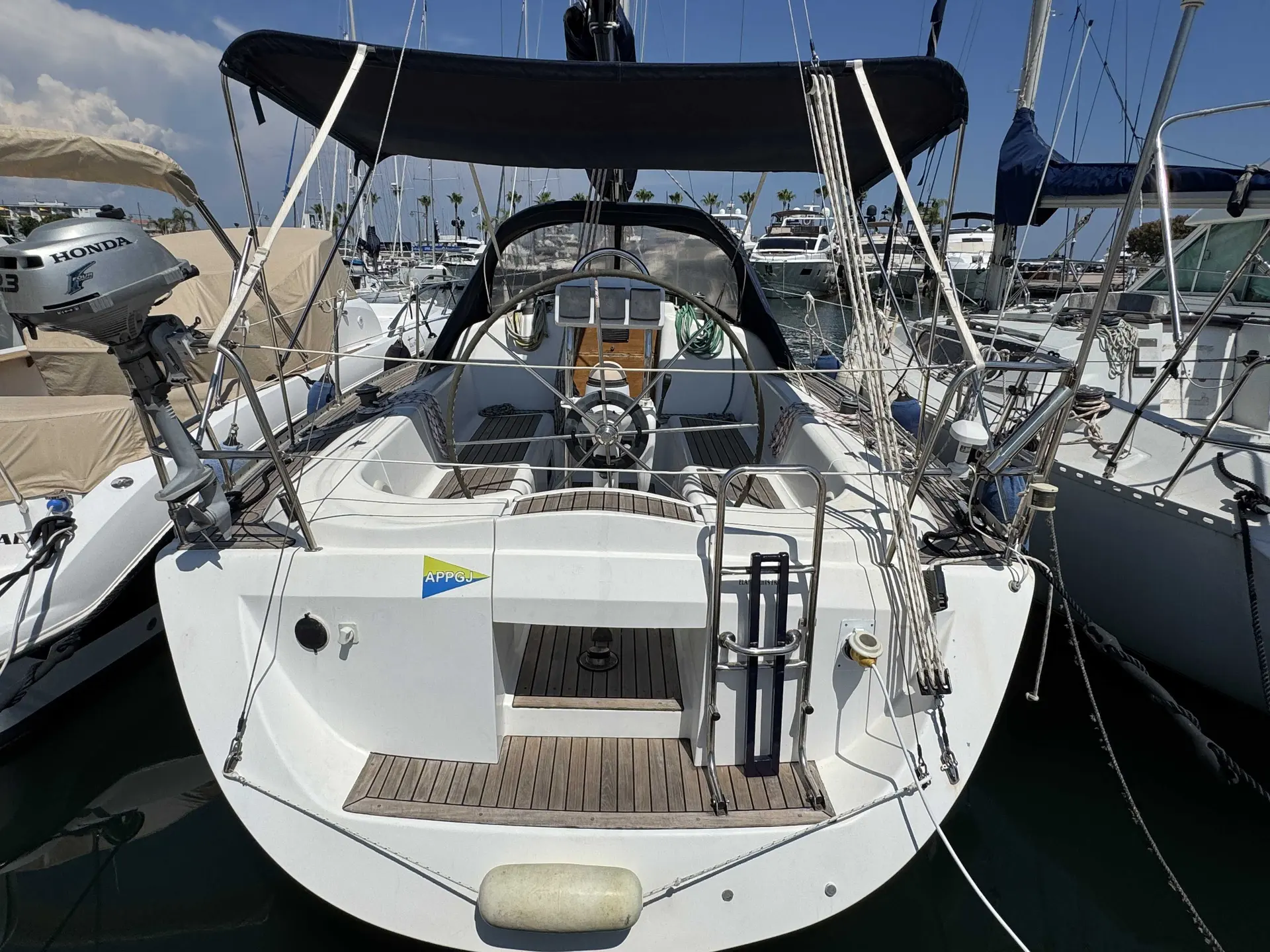 Elan 333 — Vue arrière du cockpit et du tableau arrière d’un voilier amarré au port.