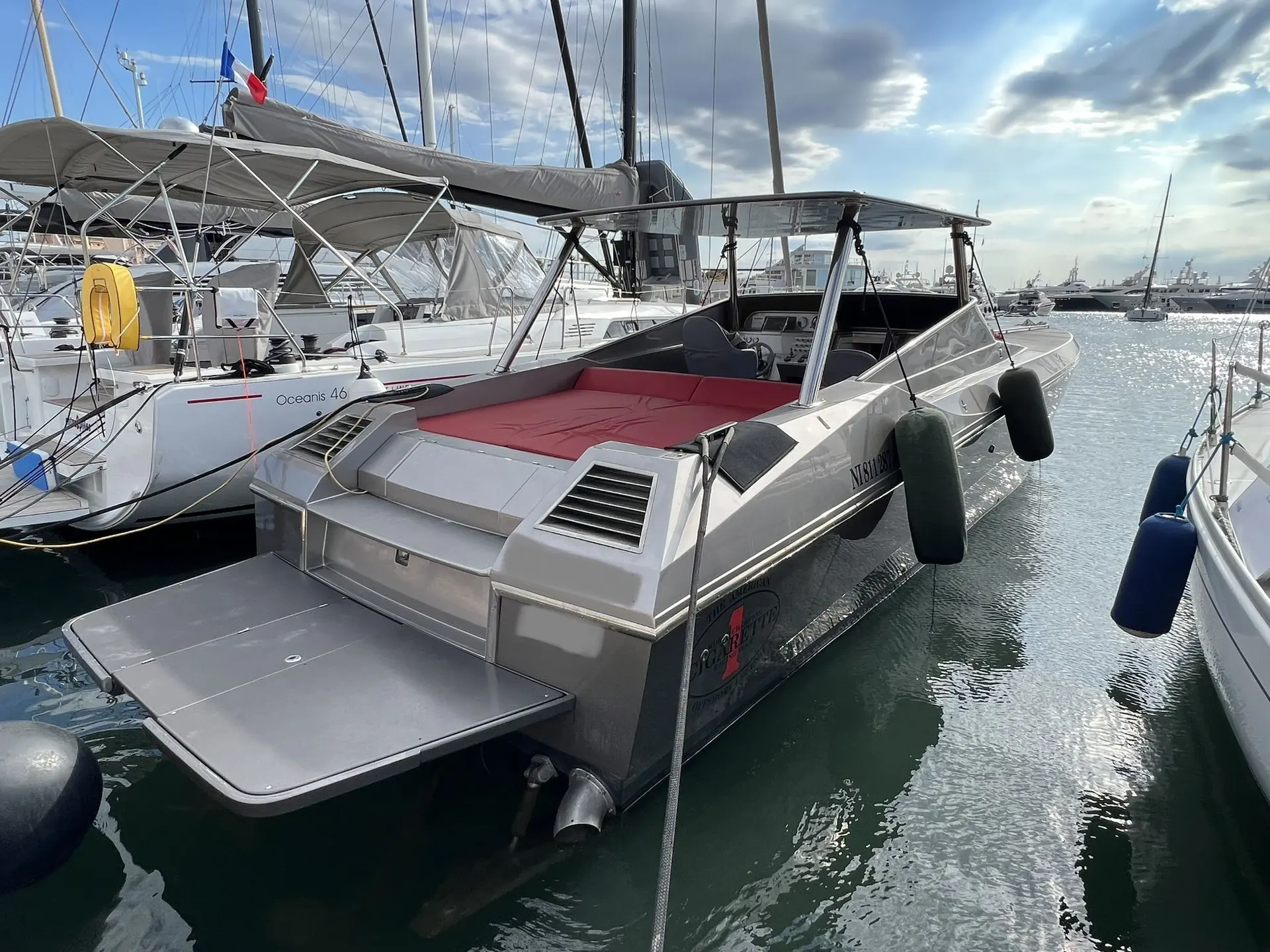 Benetti 45 — Bateau à moteur vu de trois quarts arrière, amarré dans une marina.
