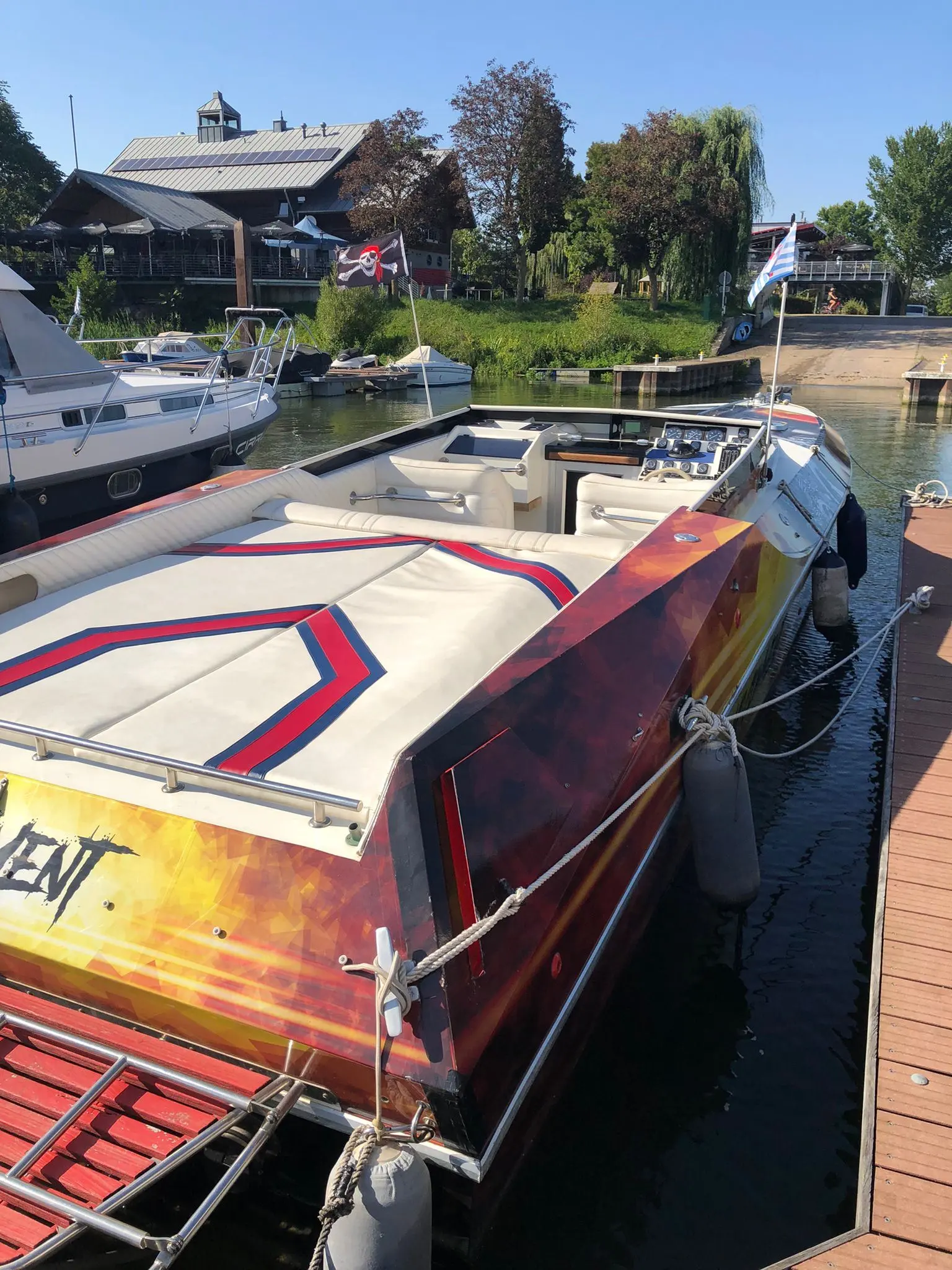 Cougar 38 Sport — Bateau à moteur amarré au quai, avec pont avant et poste de pilotage visibles.