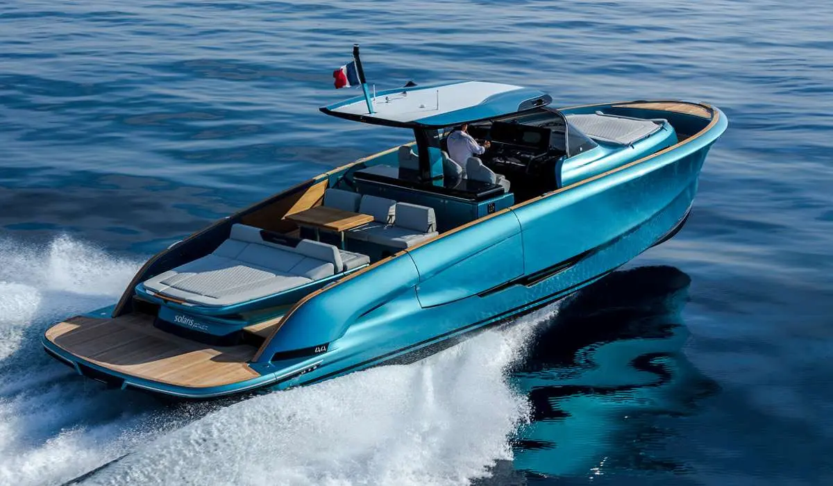 Solaris Power Solaris 44 — Bateau à moteur bleu vu de trois quarts, naviguant à vive allure en mer.