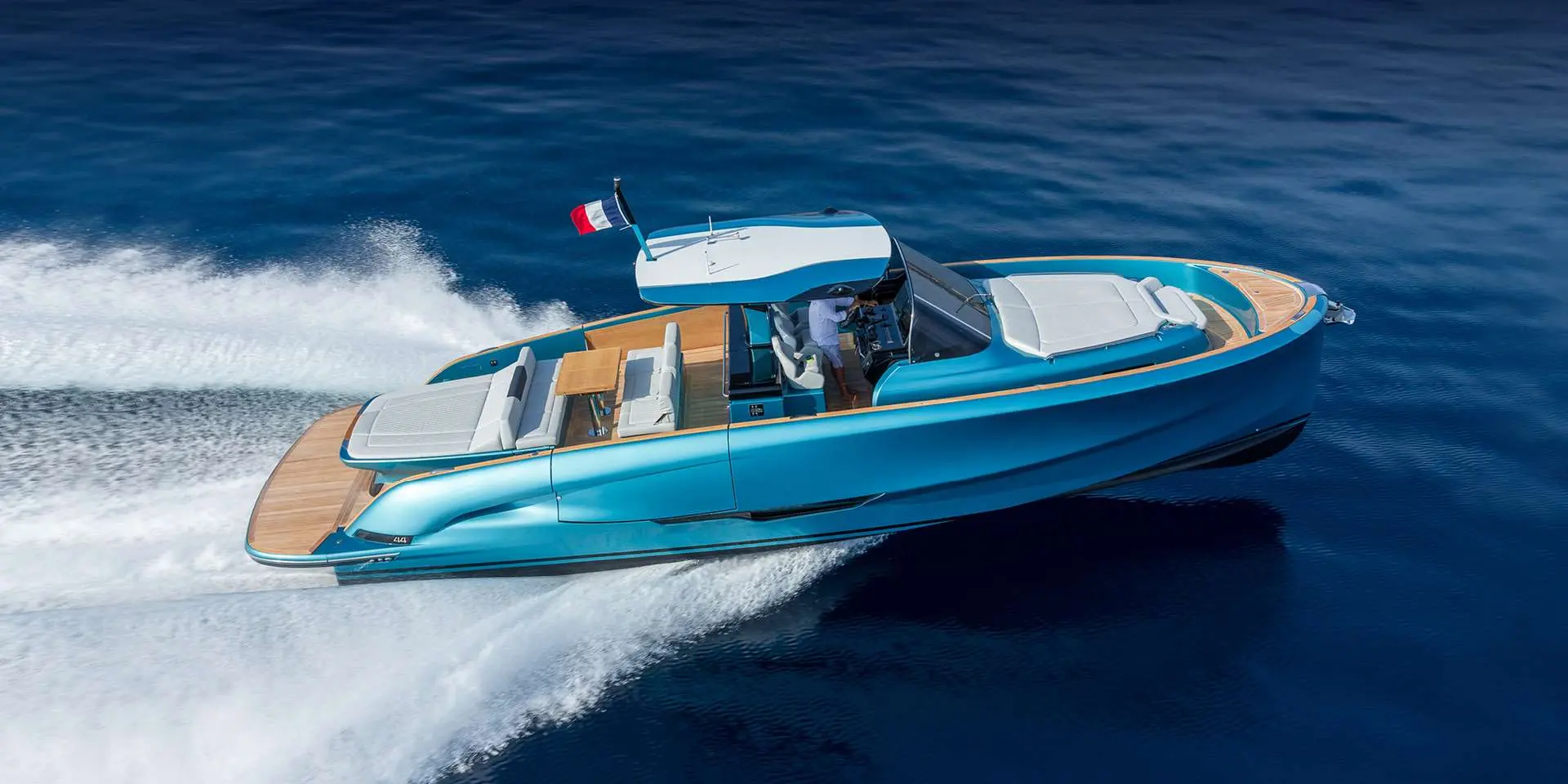 Solaris Power Solaris 44 — Bateau bleu vu de trois quarts, naviguant à grande vitesse sur une mer calme.