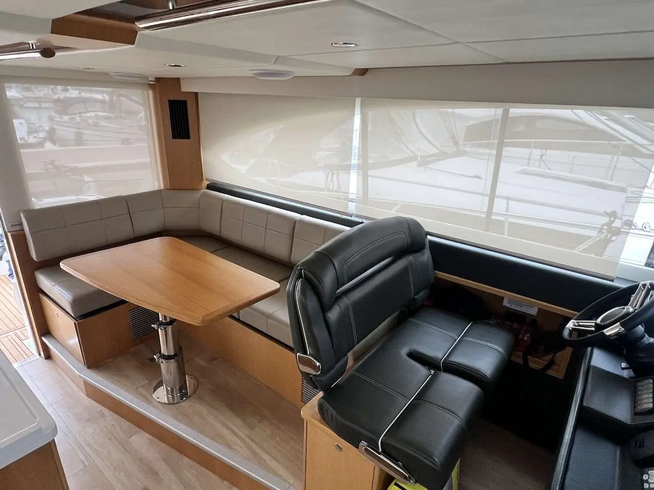 Riviera 39 — Vue du salon et du poste de pilotage intérieur d’un bateau.