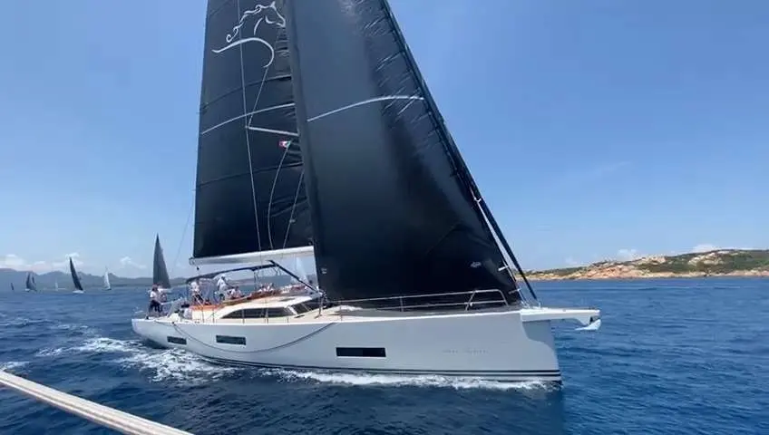 Solaris 64 rs — Voilier blanc naviguant au large, voiles noires déployées par temps clair.