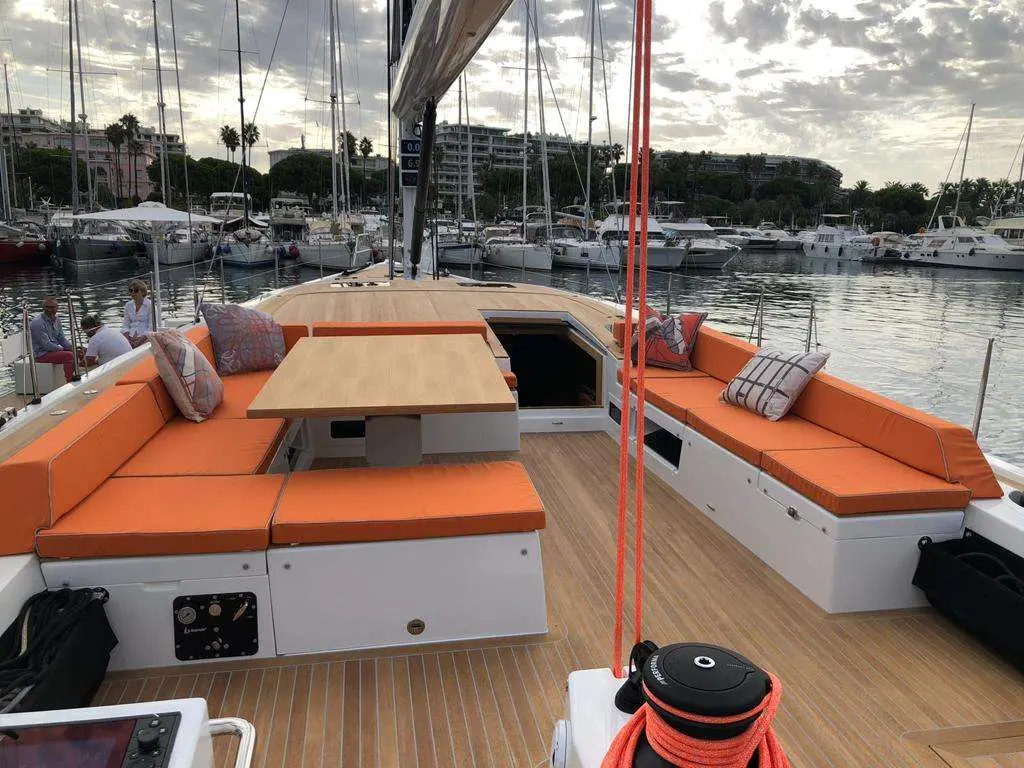 Solaris 64 rs — Vue du cockpit aménagé avec table, banquettes et équipements de pont.