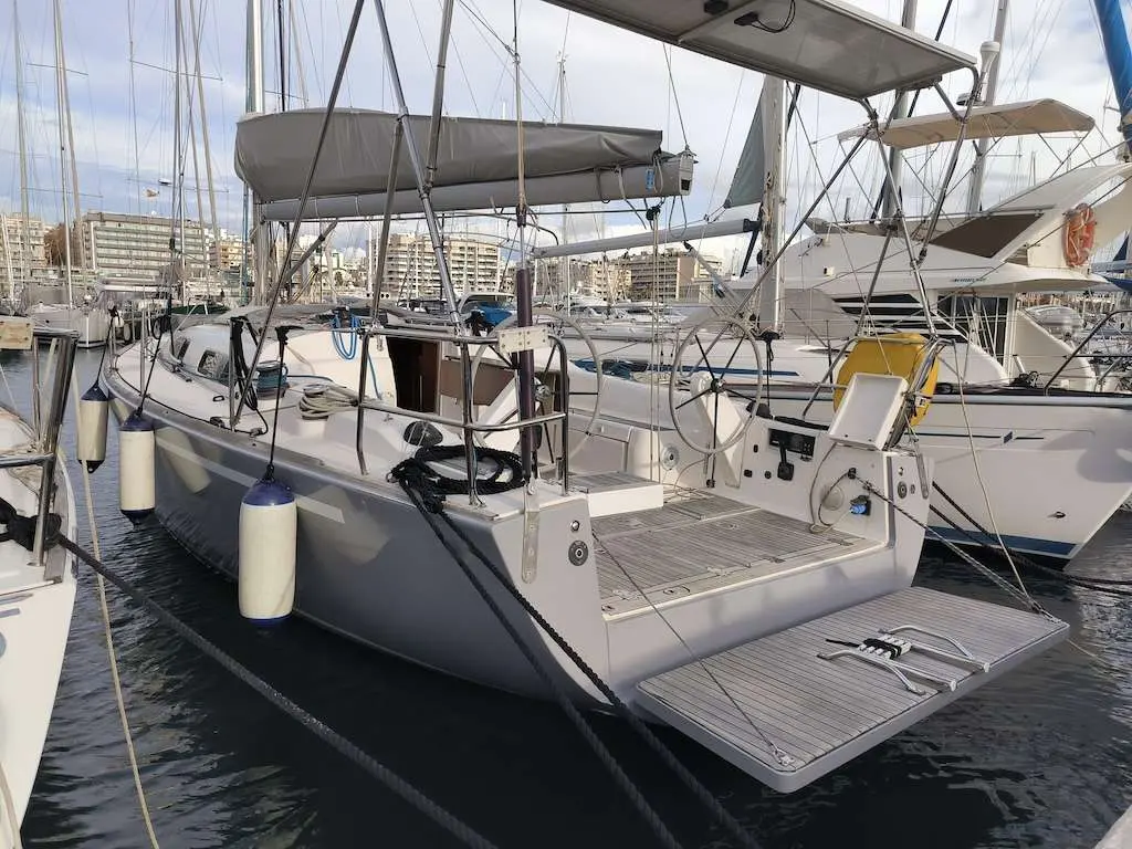 Salona 41 — Voilier amarré en marina, vu depuis l’arrière tribord, avec cockpit et bimini visibles.