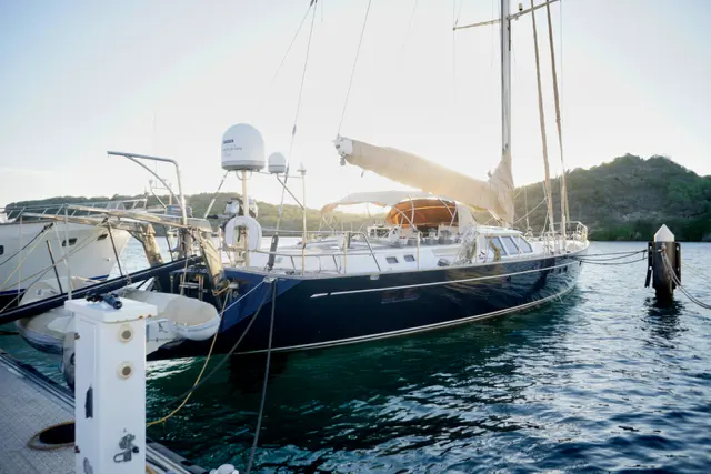 Oyster 80 — Voilier monocoque amarré, vu de trois quarts depuis un ponton.