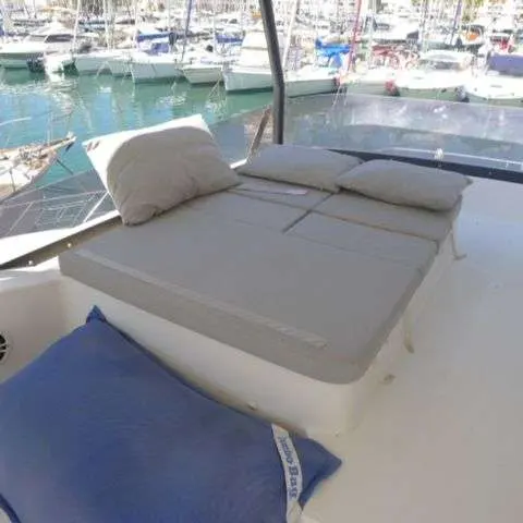 Fountaine Pajot My 40 — Espace de détente aménagé avec coussins, observé depuis le bateau dans une marina.