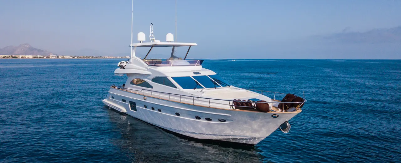 Astondoa 72 GLX — Bateau à moteur blanc vu de trois quarts avant au large, par temps clair.