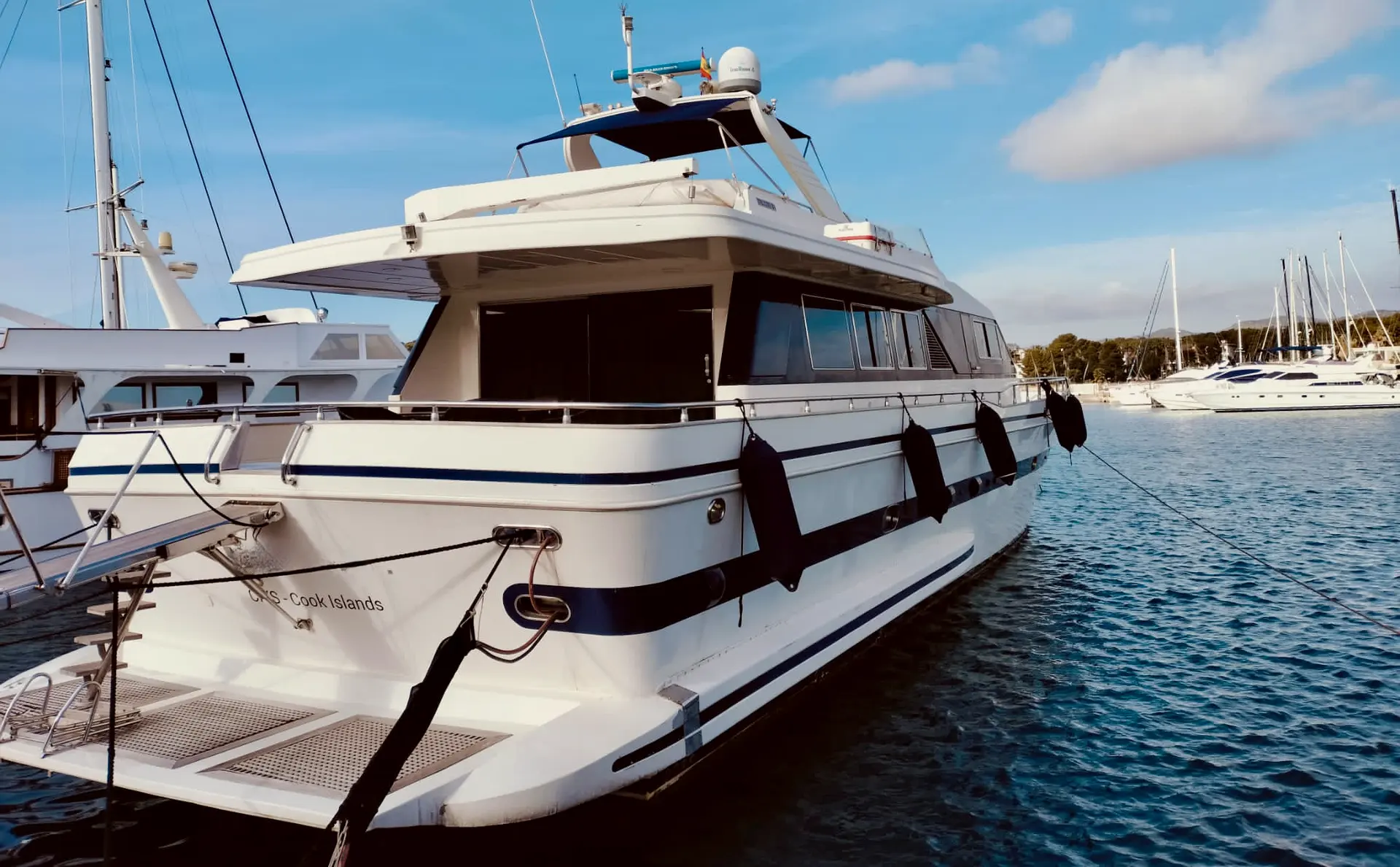 Falcon 80 — Vedette à moteur blanche amarrée dans une marina, vue de trois quarts arrière.