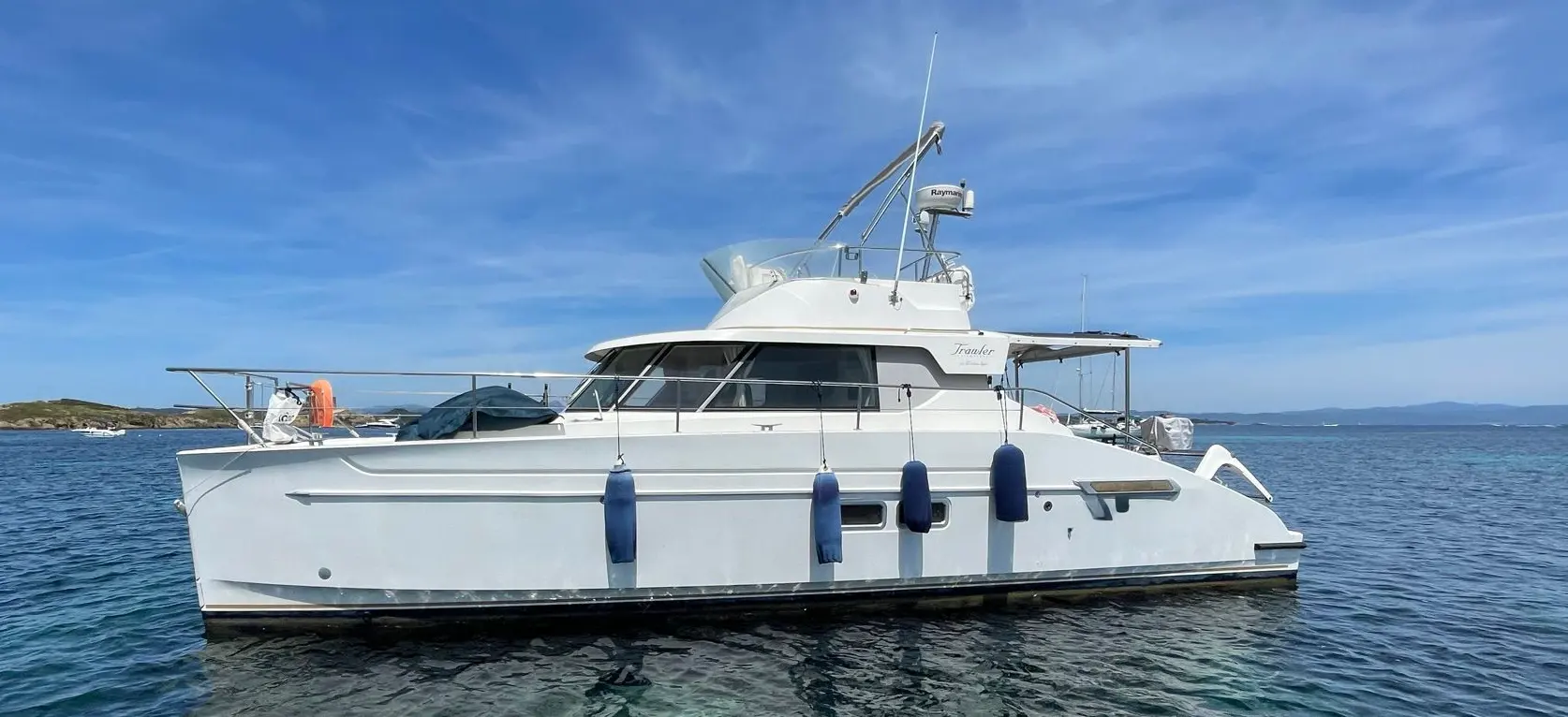 Fountaine Pajot Greenland 34 — Catamaran à moteur blanc vu de profil sur une mer calme.